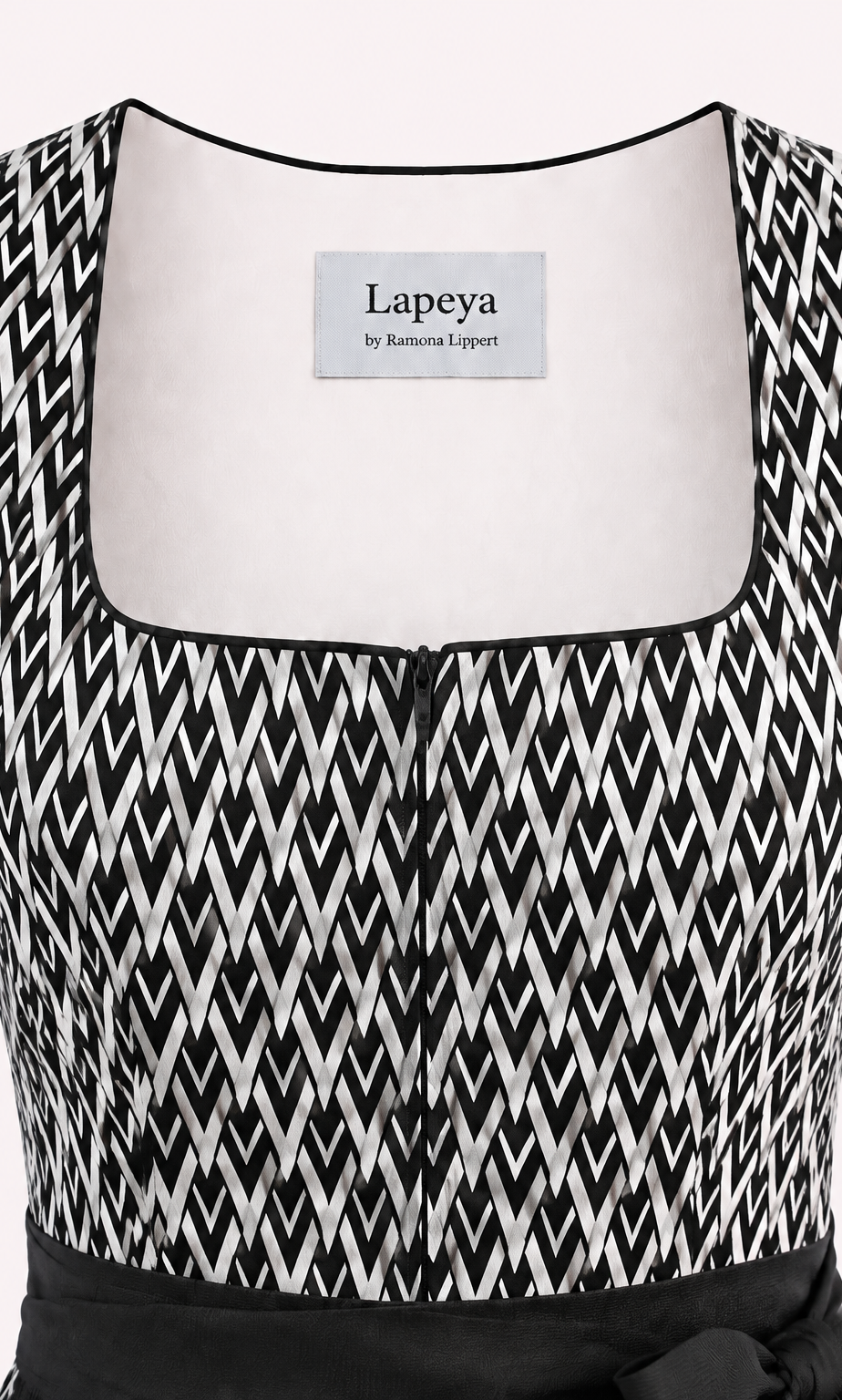 Dirndl Freya in Schwarz-Weiß, Detailaufnahme vom Oberteil