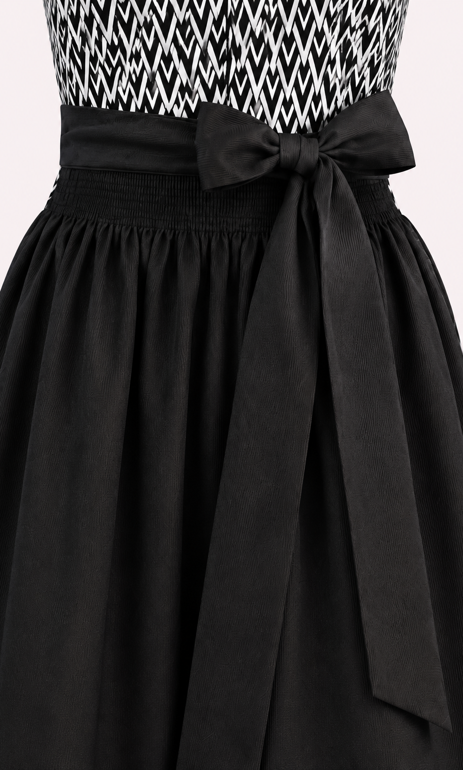 Dirndl Freya in Schwarz-Weiß, Detailaufnahme der Schürze