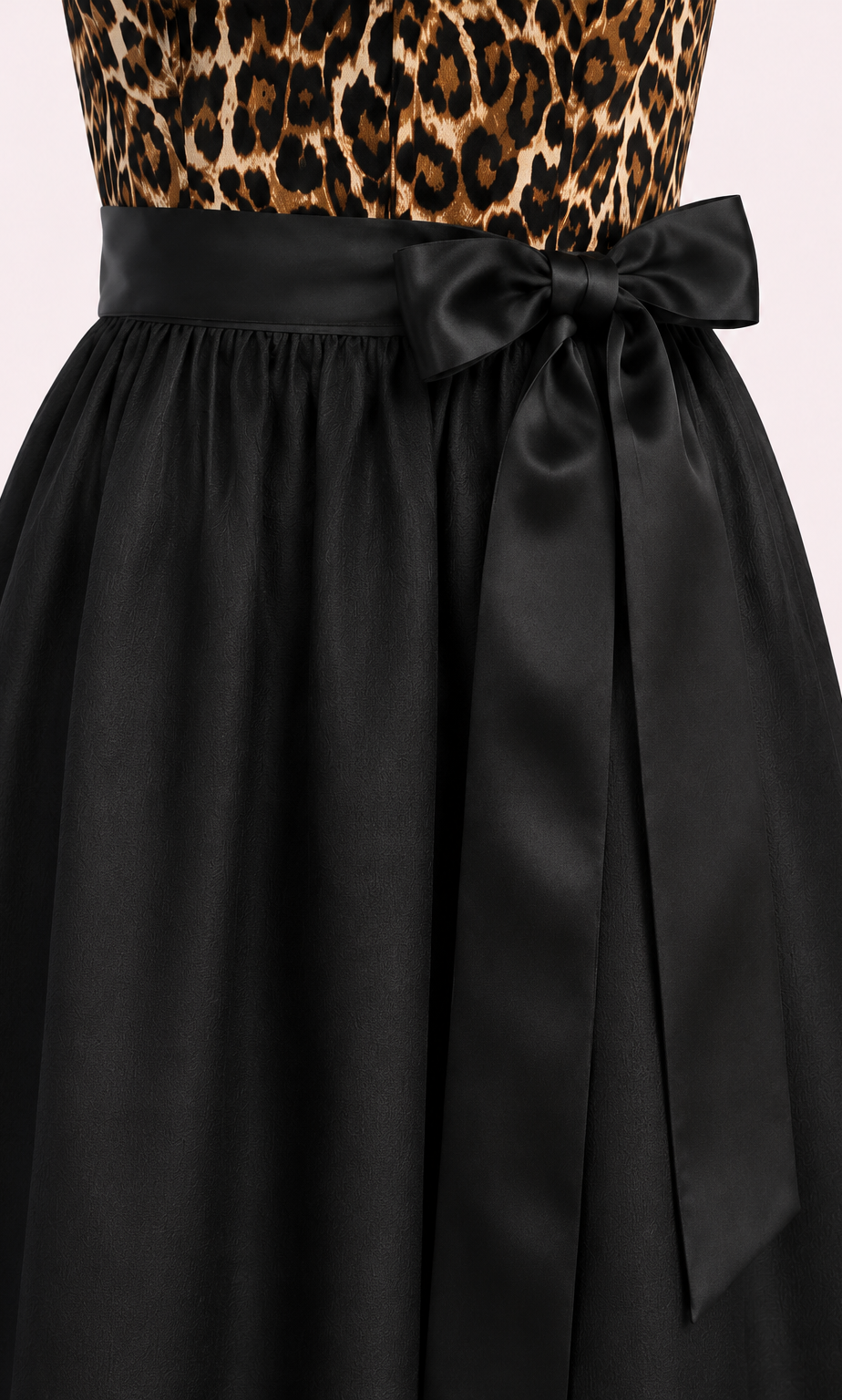 Dirndl Leonora im Leo-Look, Detailaufnahme der schwarzen Satinschürze