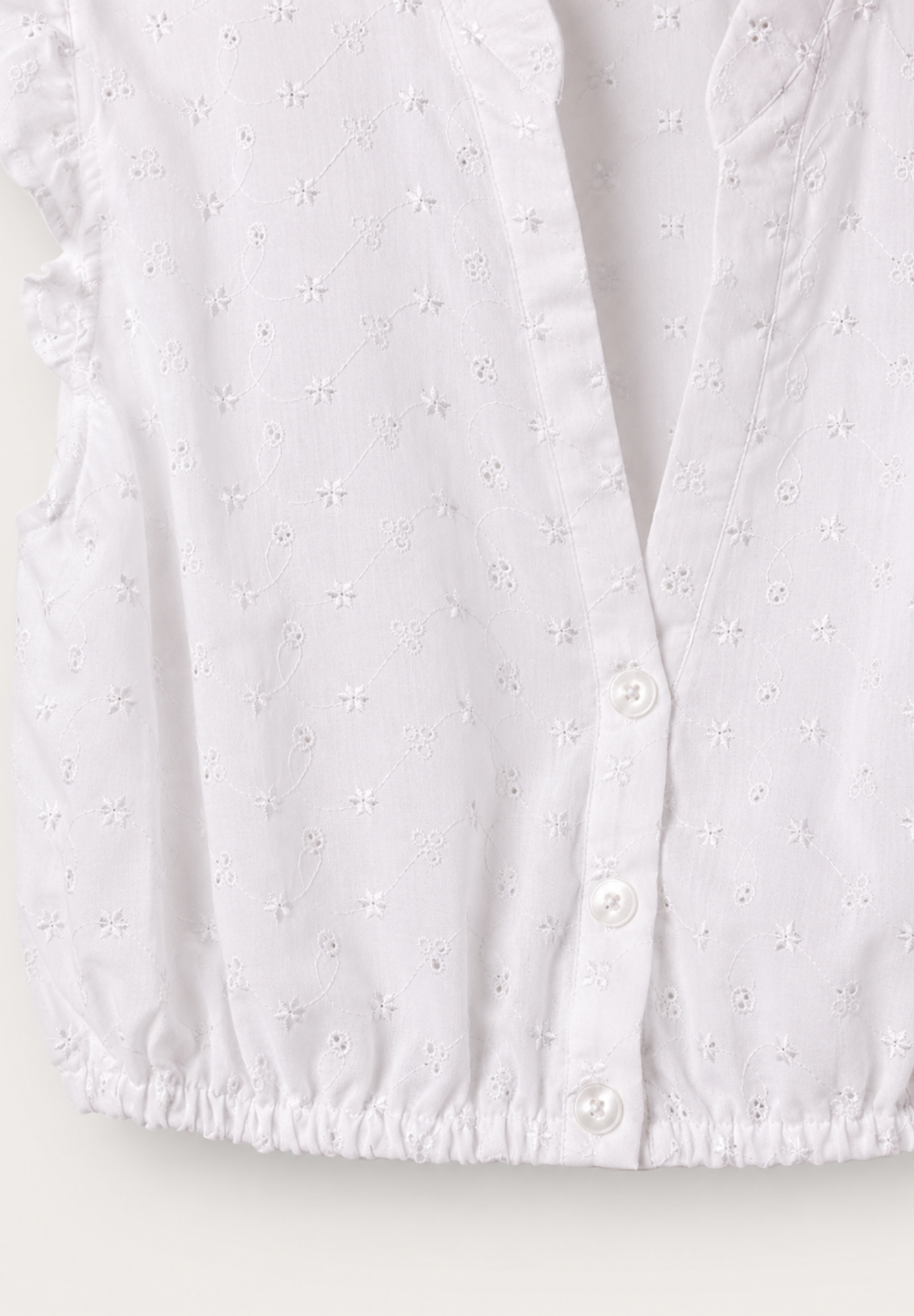 Detailaufnahme vom elastischen Saum der Dirndlbluse Helene
