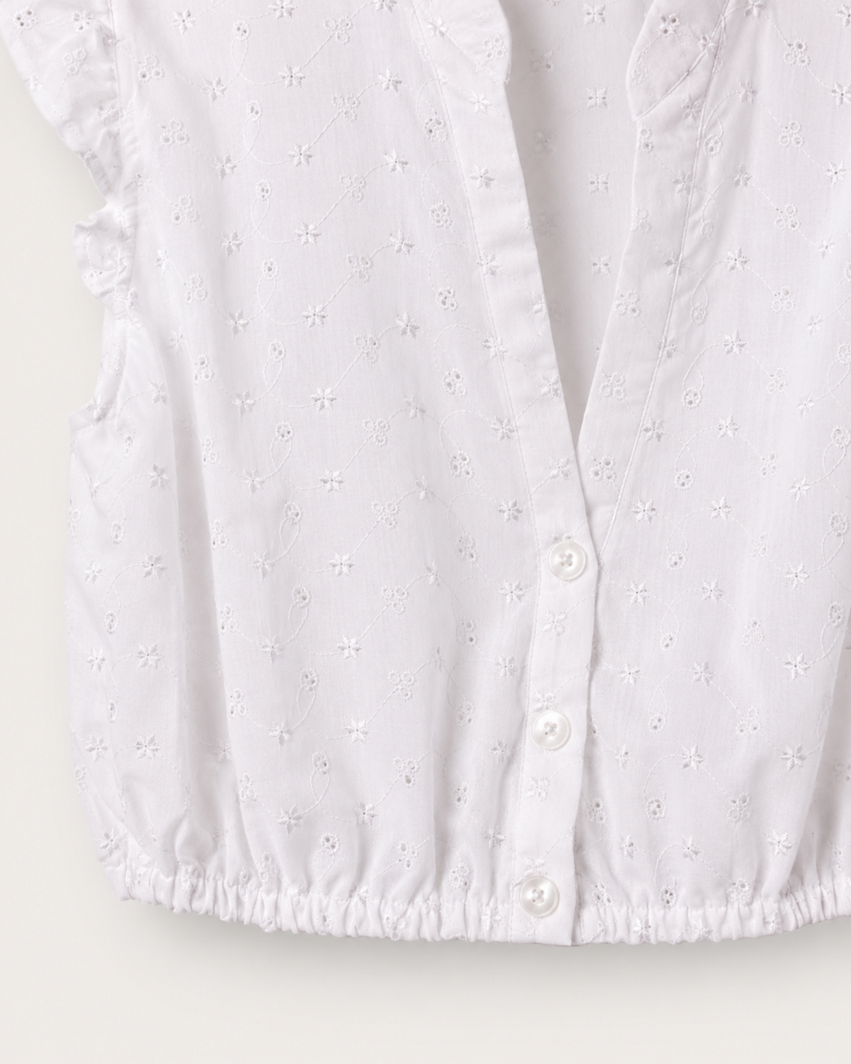 Detailaufnahme vom elastischen Saum der Dirndlbluse Helene