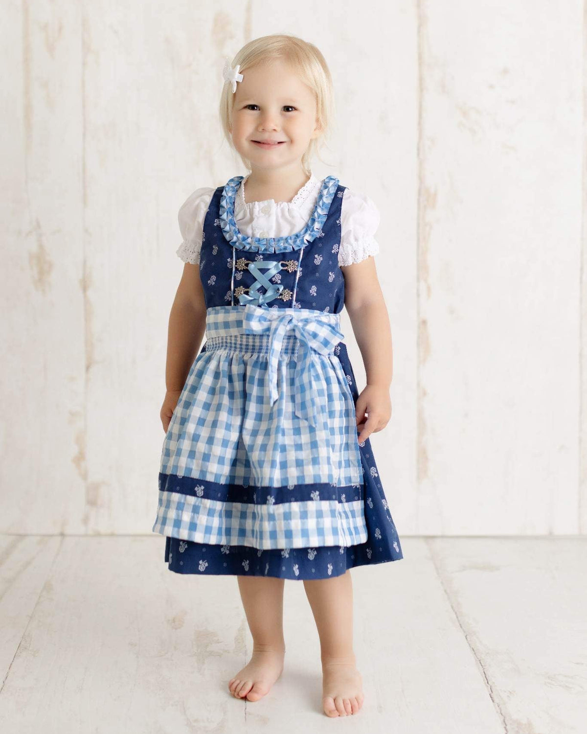 Kinderdirndl Chrissi in Blau im Detail