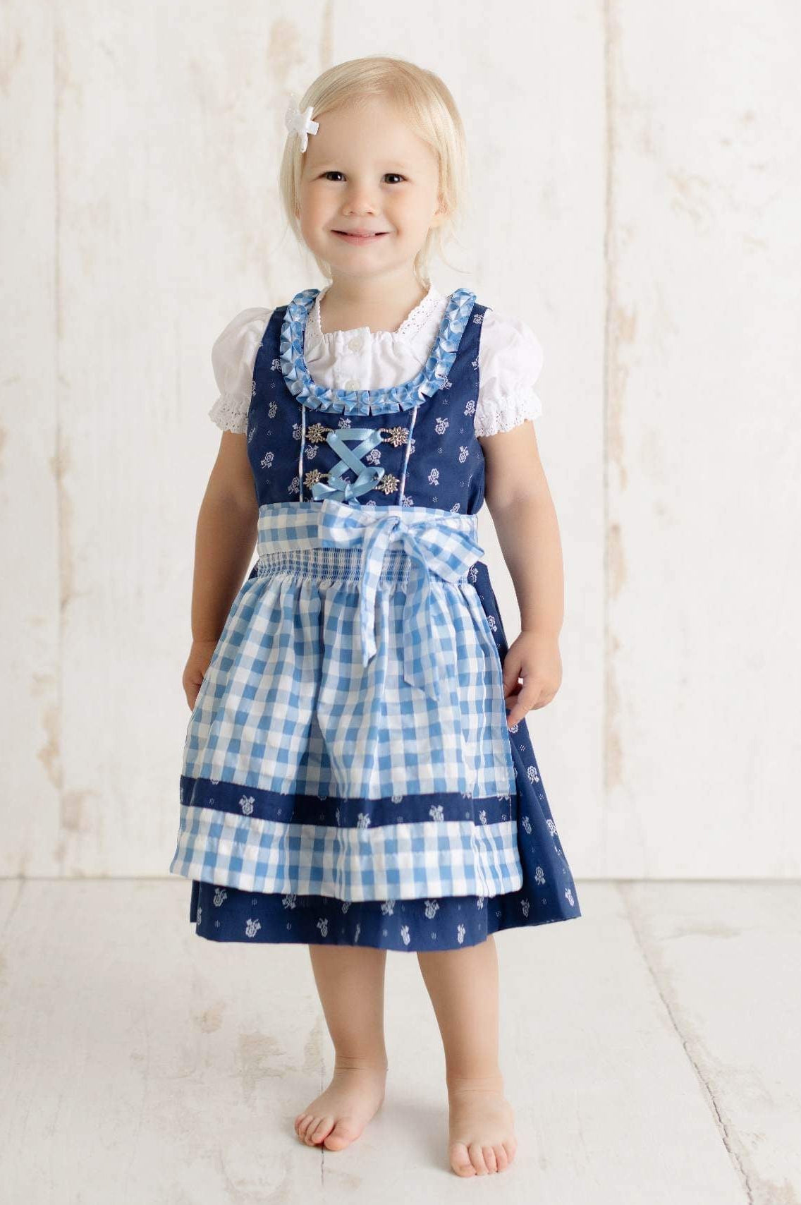Kinderdirndl Chrissi in Blau im Detail
