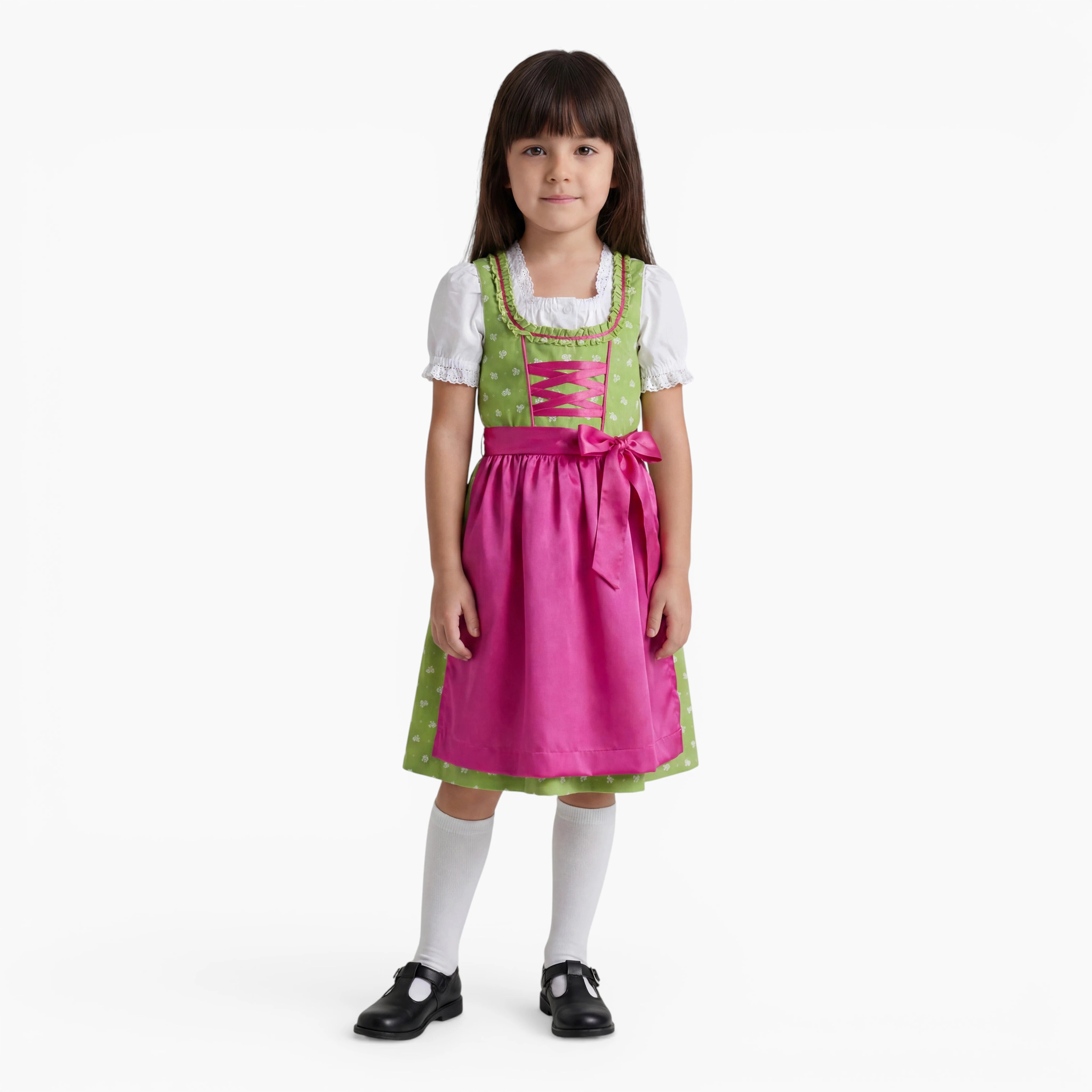 Mädchen trägt das Kinderdirndl Franziska in Hellgrün