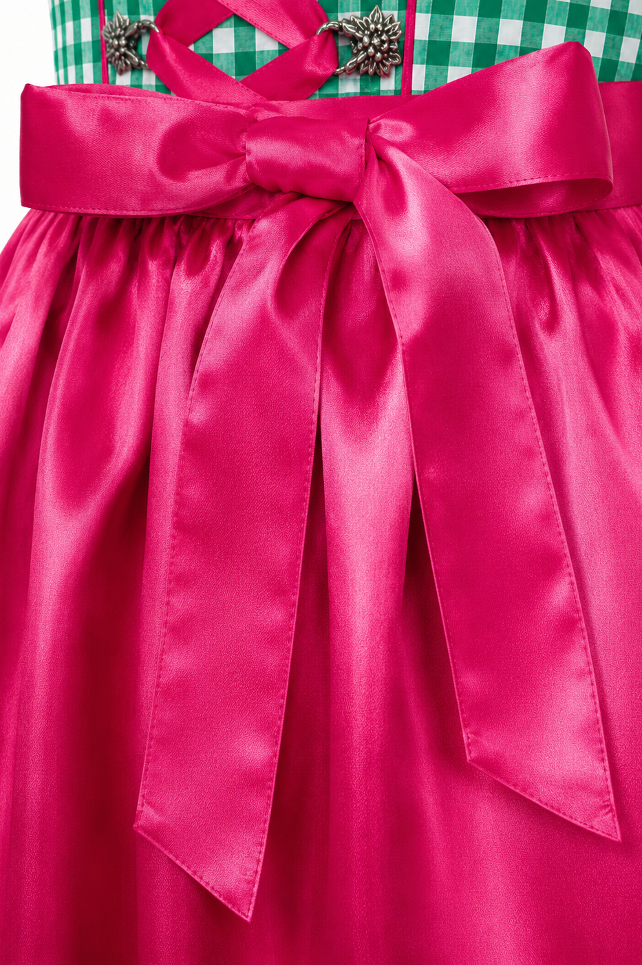 Detailaufnahme der Schürze vom Kinderdirndl Mia grün