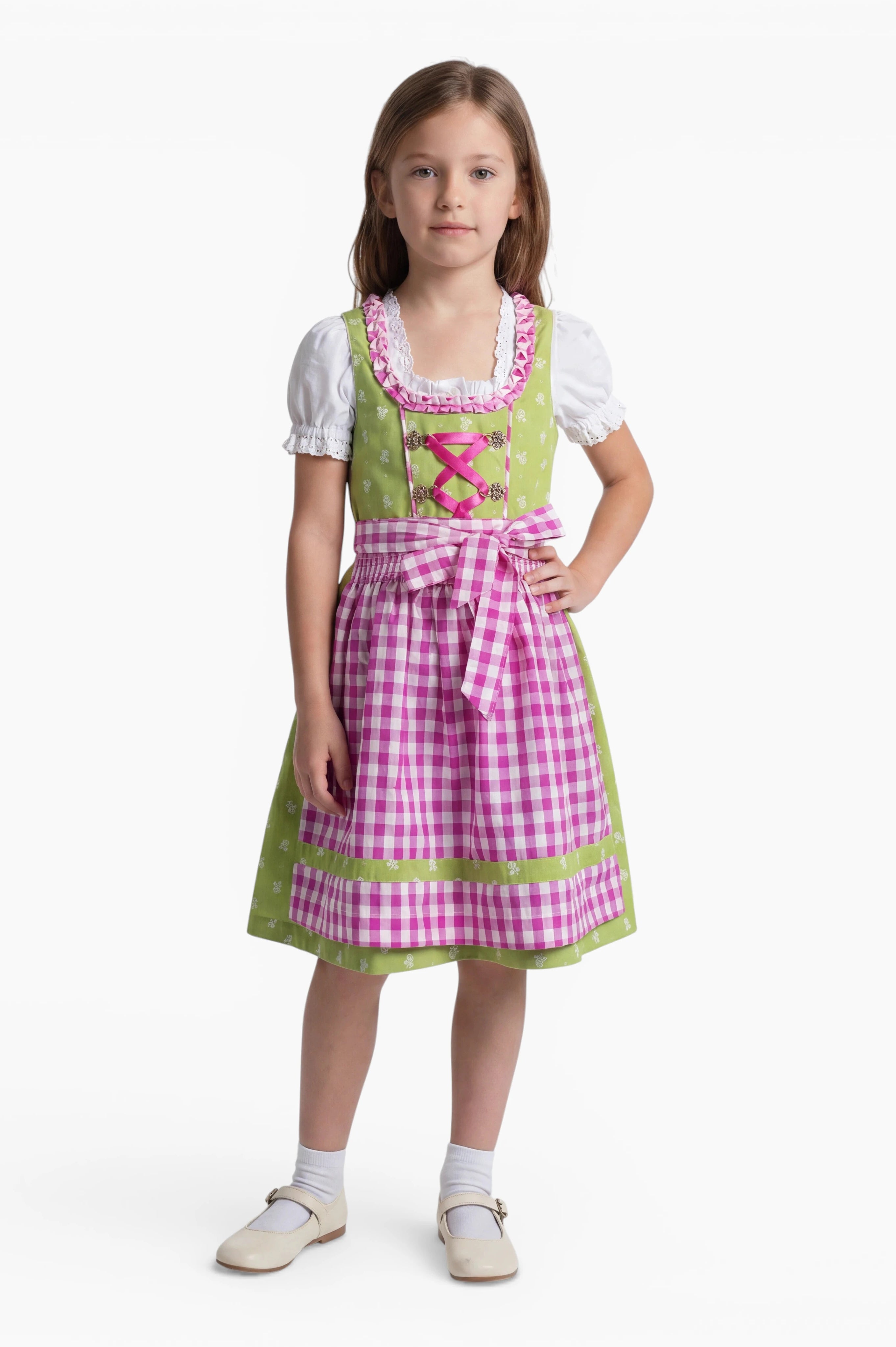 Mädchen trägt das Kinderdirndl Chrissi in Grün