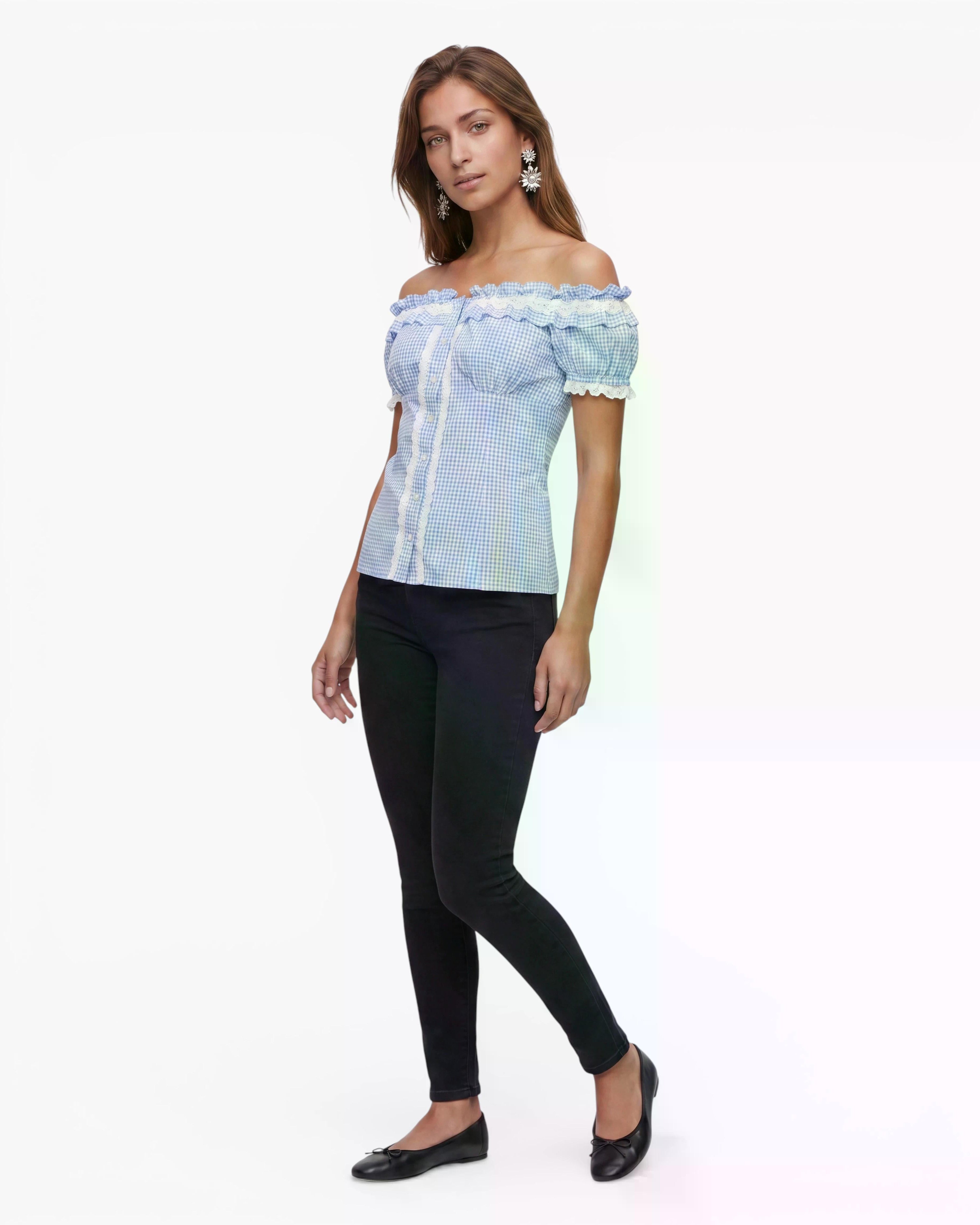 Trachtenbluse Laila blau kariert mit Spitze und Knopfleiste am Model