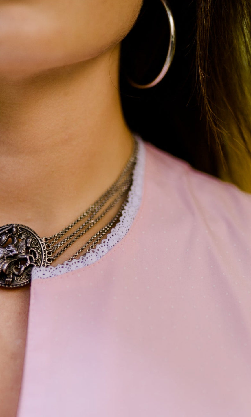 Detailansicht Halsausschnitt Dirndl Antonia