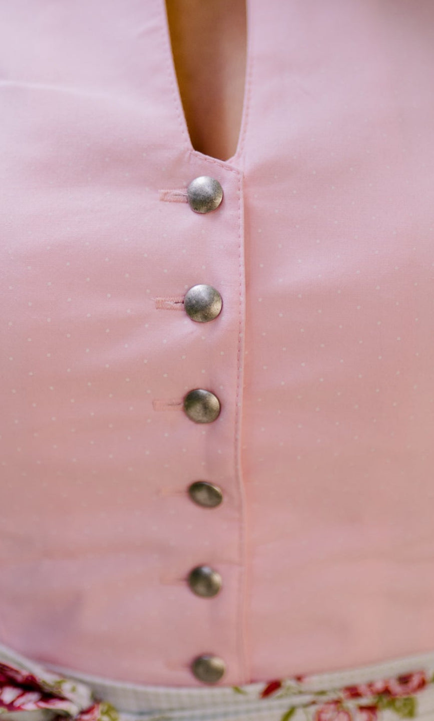 Detailaufnahme Dirndl Antonia rosa mit weißen Punkten und Knopfleiste