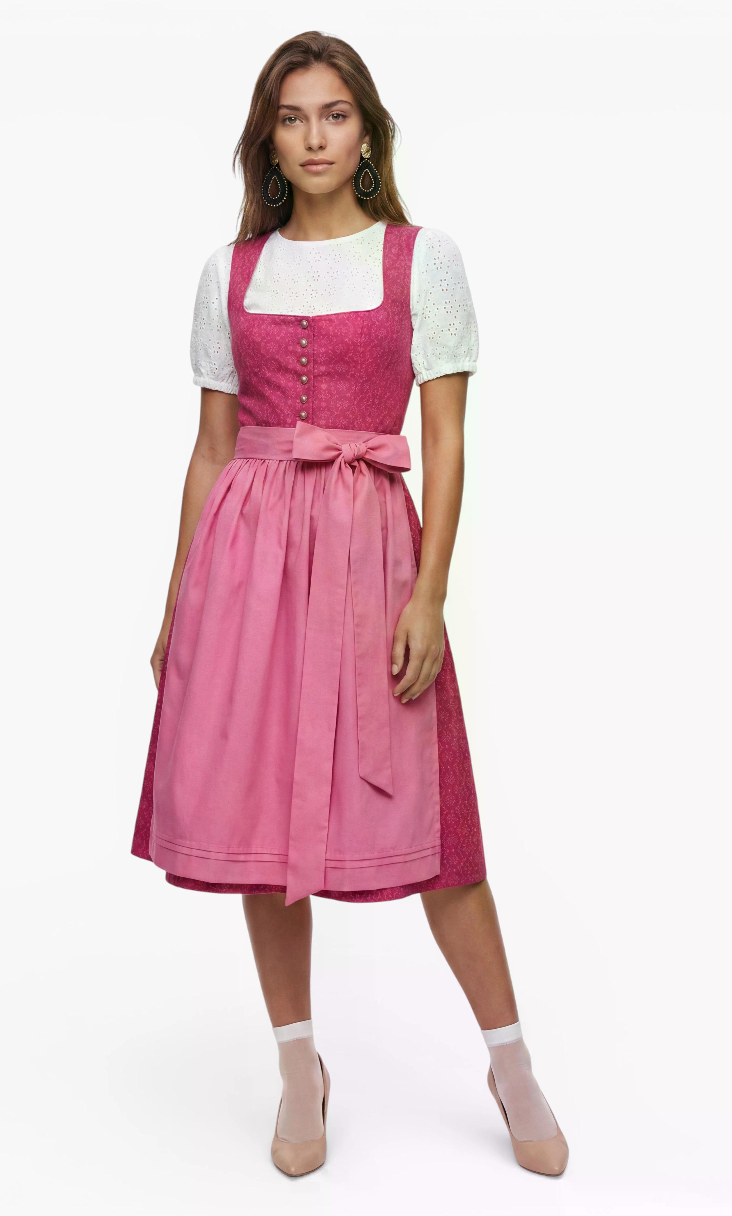 Model trägt Dirndl Erika, Vorderansicht