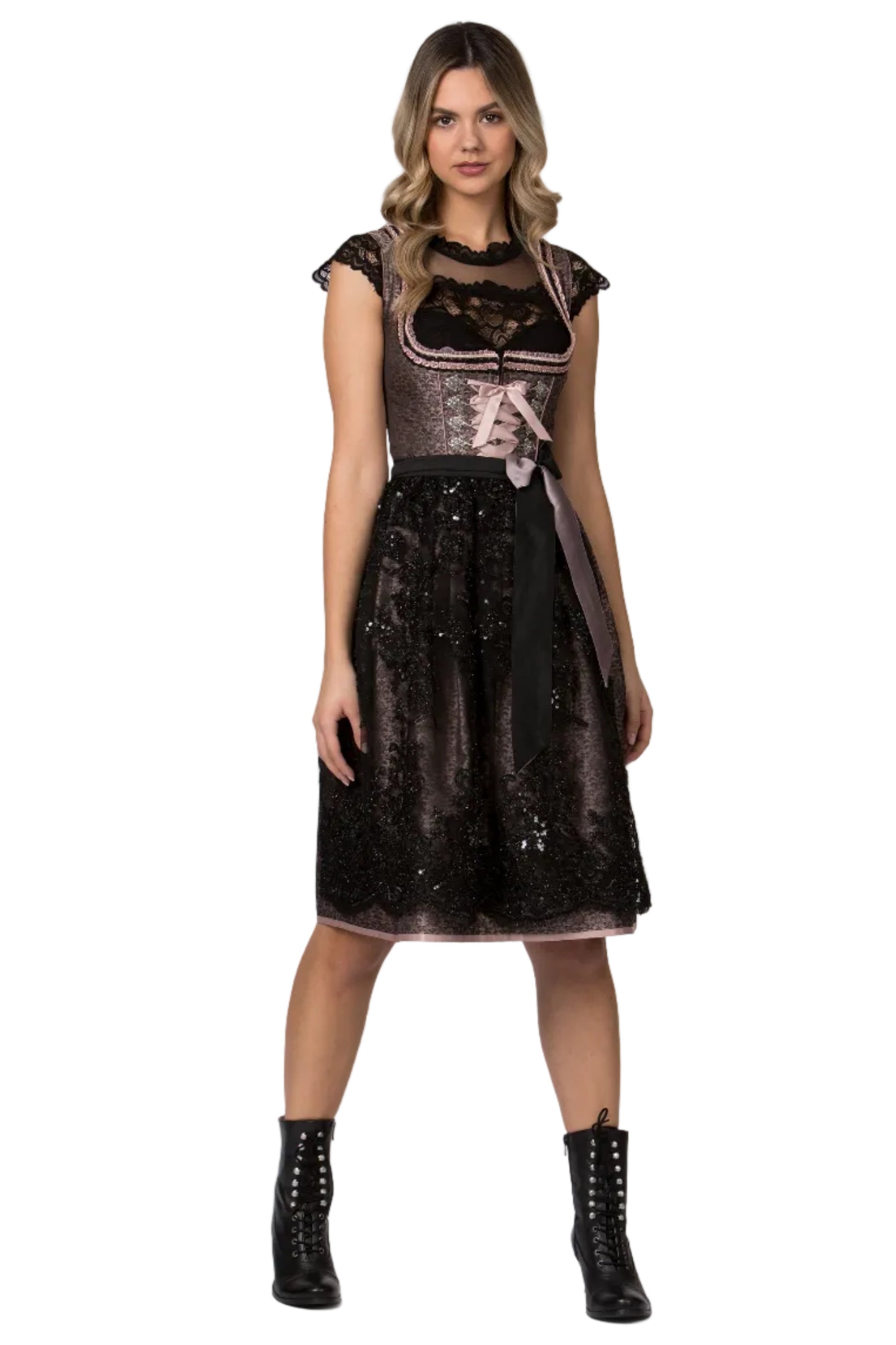 Model trägt Dirndl Finja mit Spitzenschürze, Vorderansicht