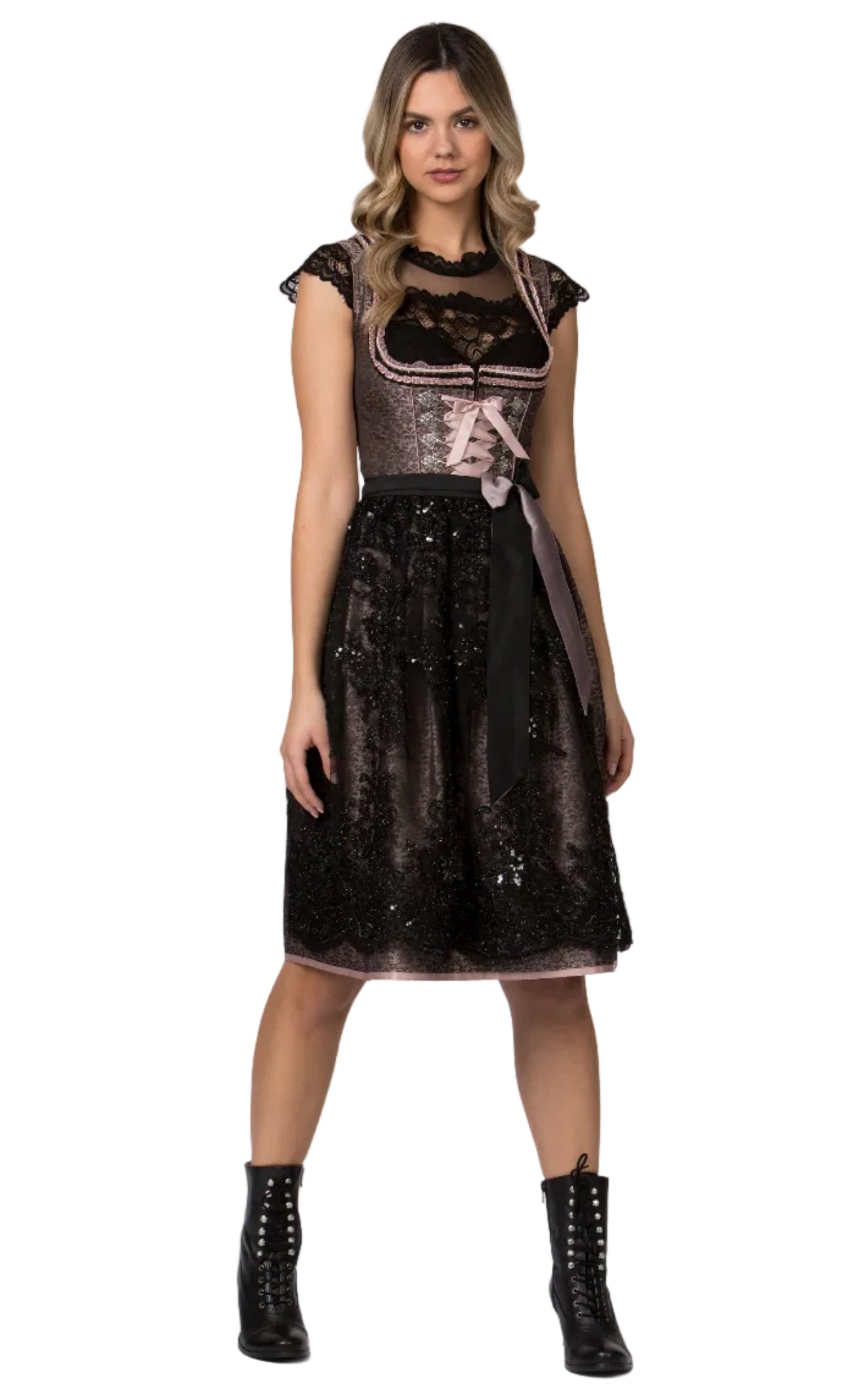 Model trägt Dirndl Finja mit Spitzenschürze, Vorderansicht