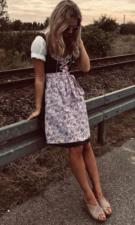 Model trägt Dirndl Katy in Dunkelgrau, Seitenansicht