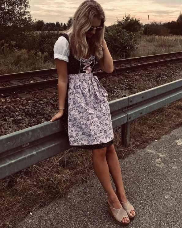 Model trägt Dirndl Katy in Dunkelgrau, Seitenansicht