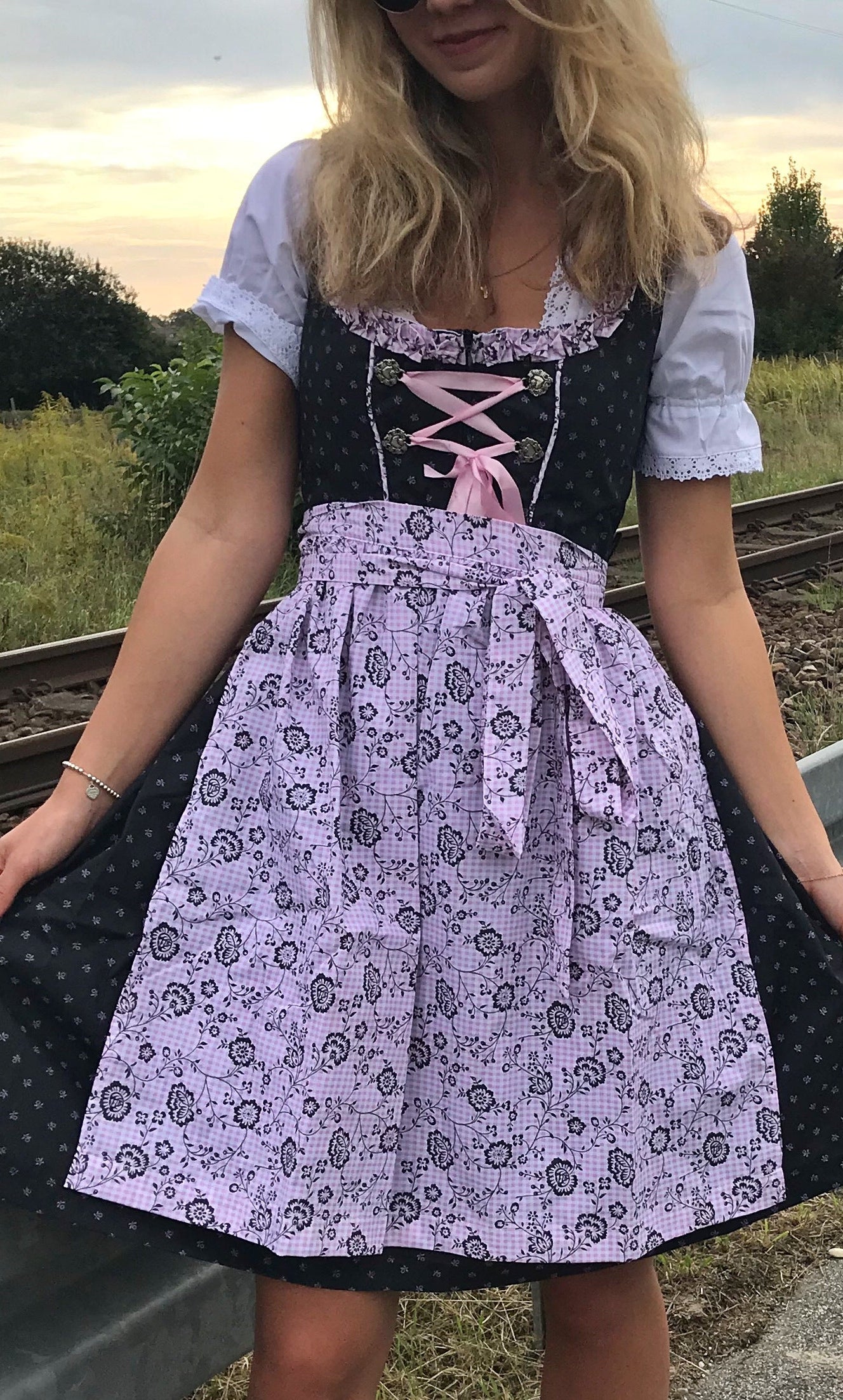 Model trägt Dirndl Katy mit rosa Schürze, Vorderansicht
