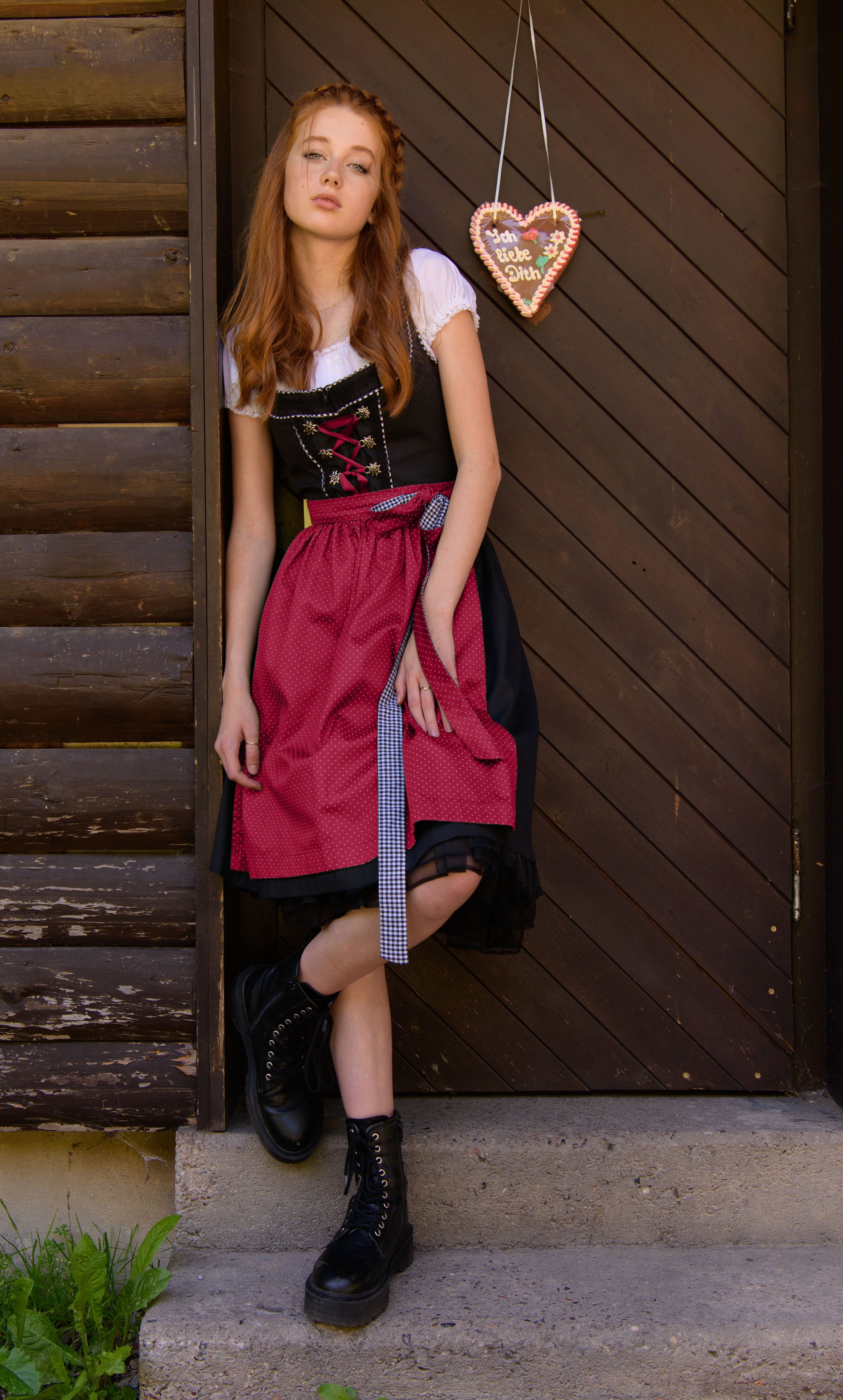 Dirndl Pia Frontansicht am Model getragen