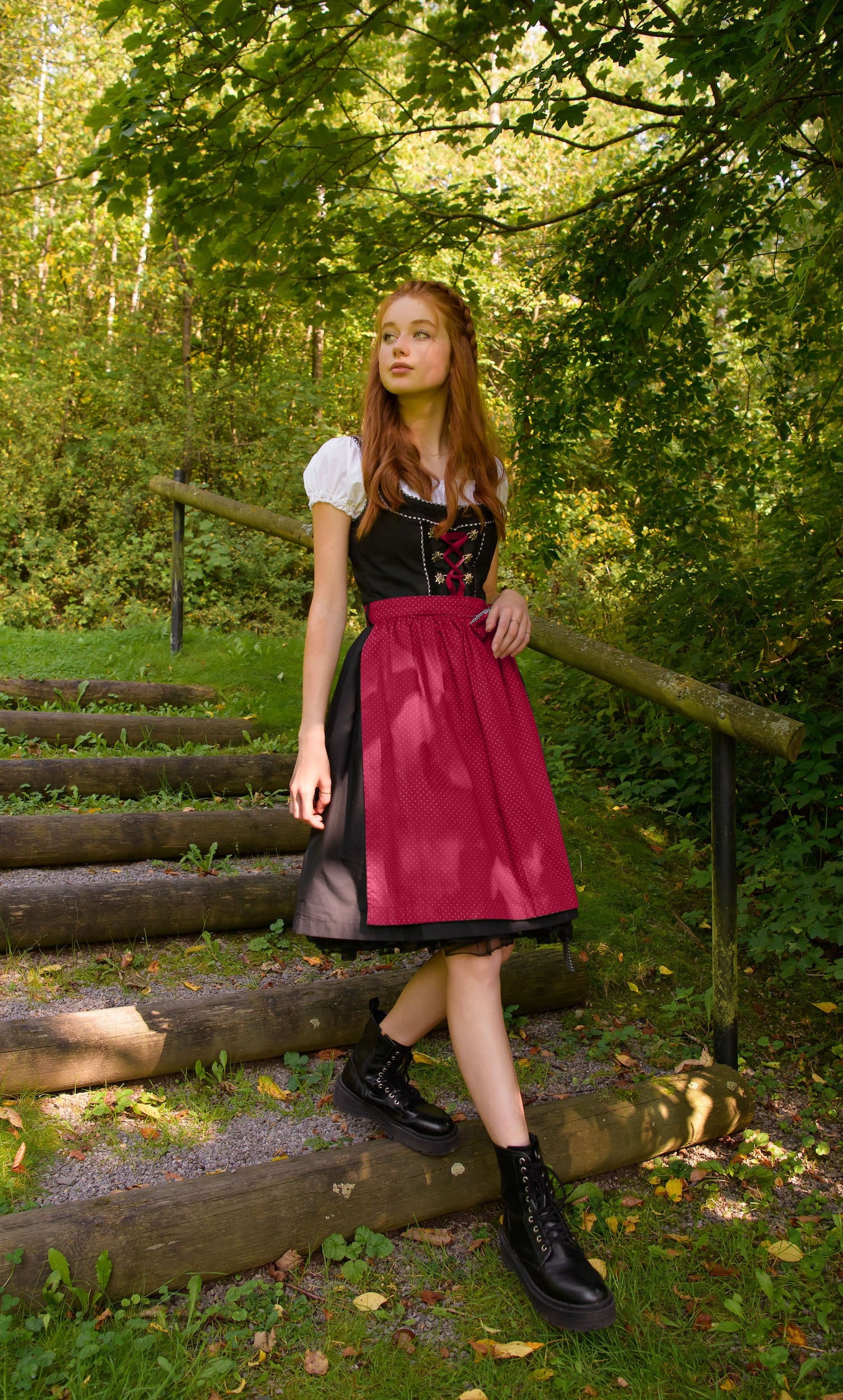 Dirndl Pia rot getragen am Model im Wald
