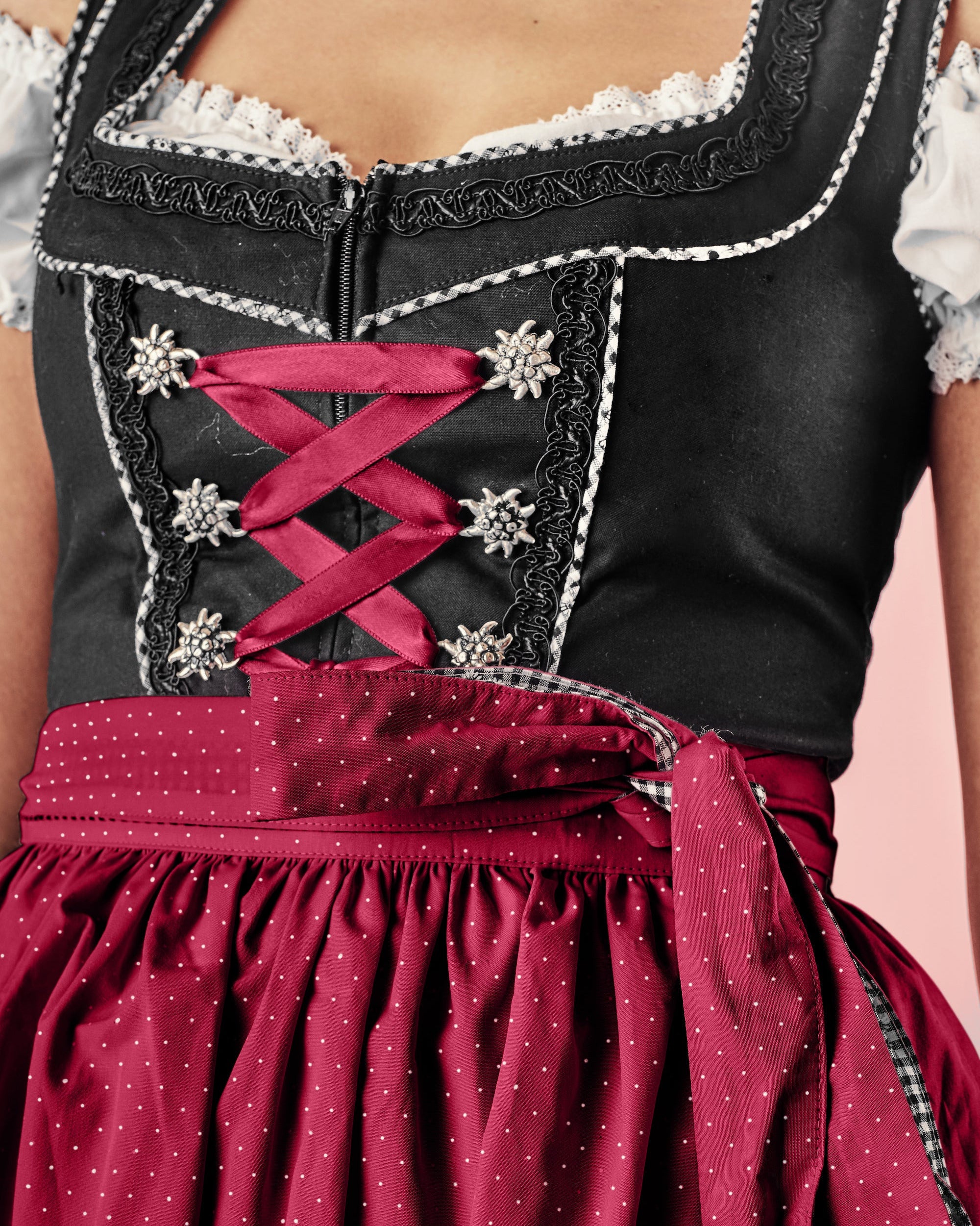 Detailansicht Dirndl Pia Dirndlhaken