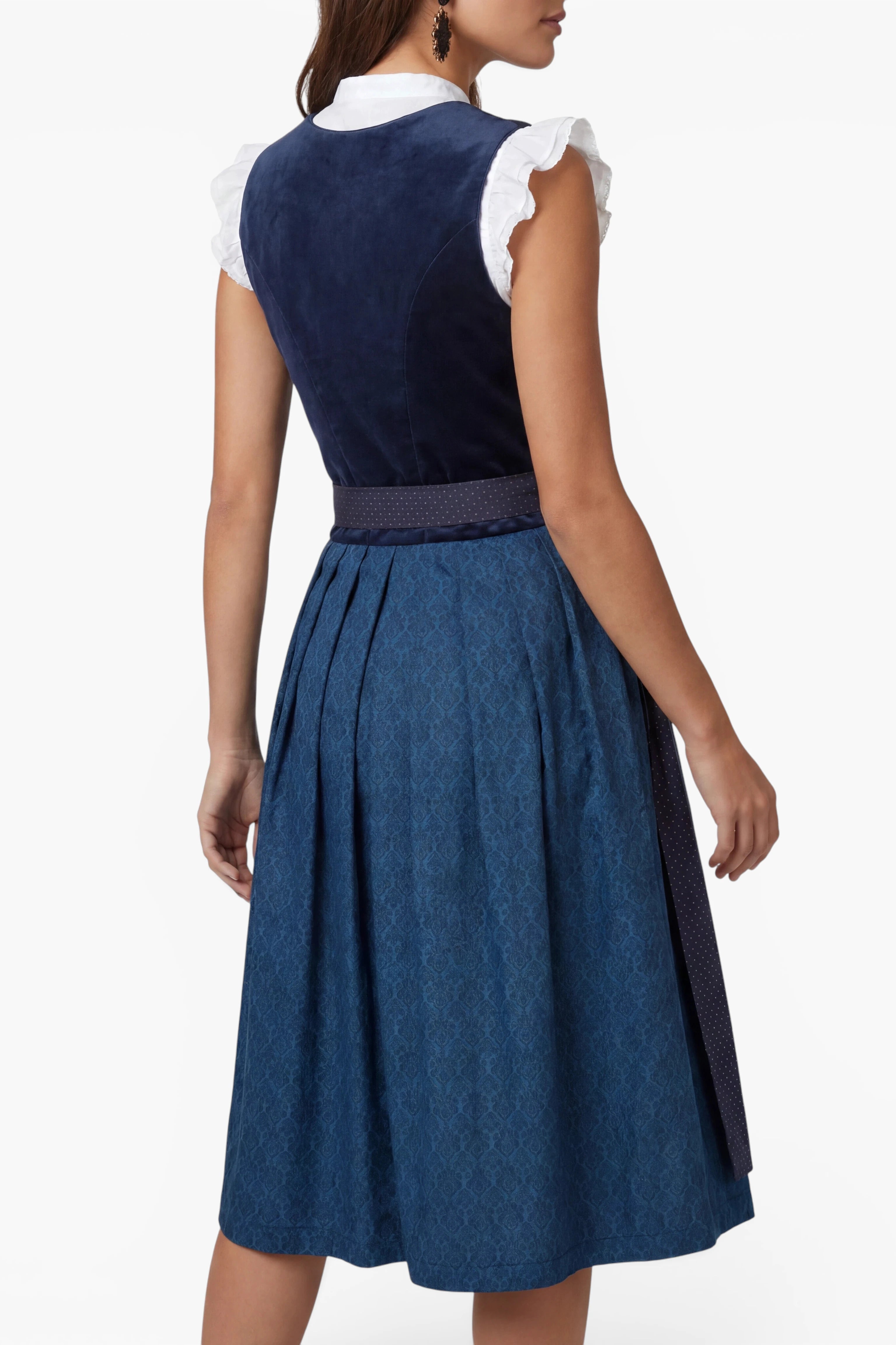 Dirndl Samy in Blau mit Punktschürze am Model