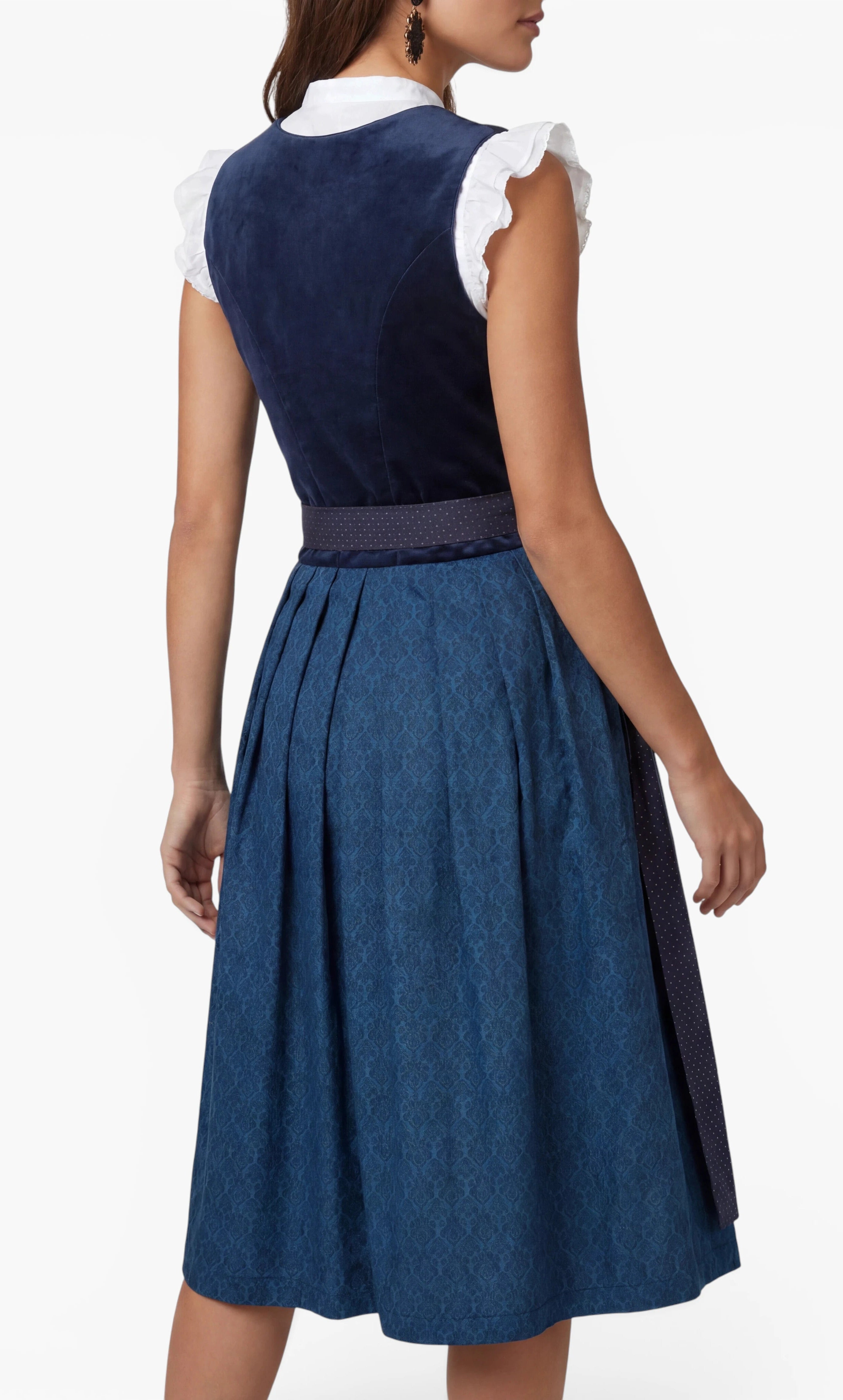 Dirndl Samy in Blau mit Punktschürze am Model