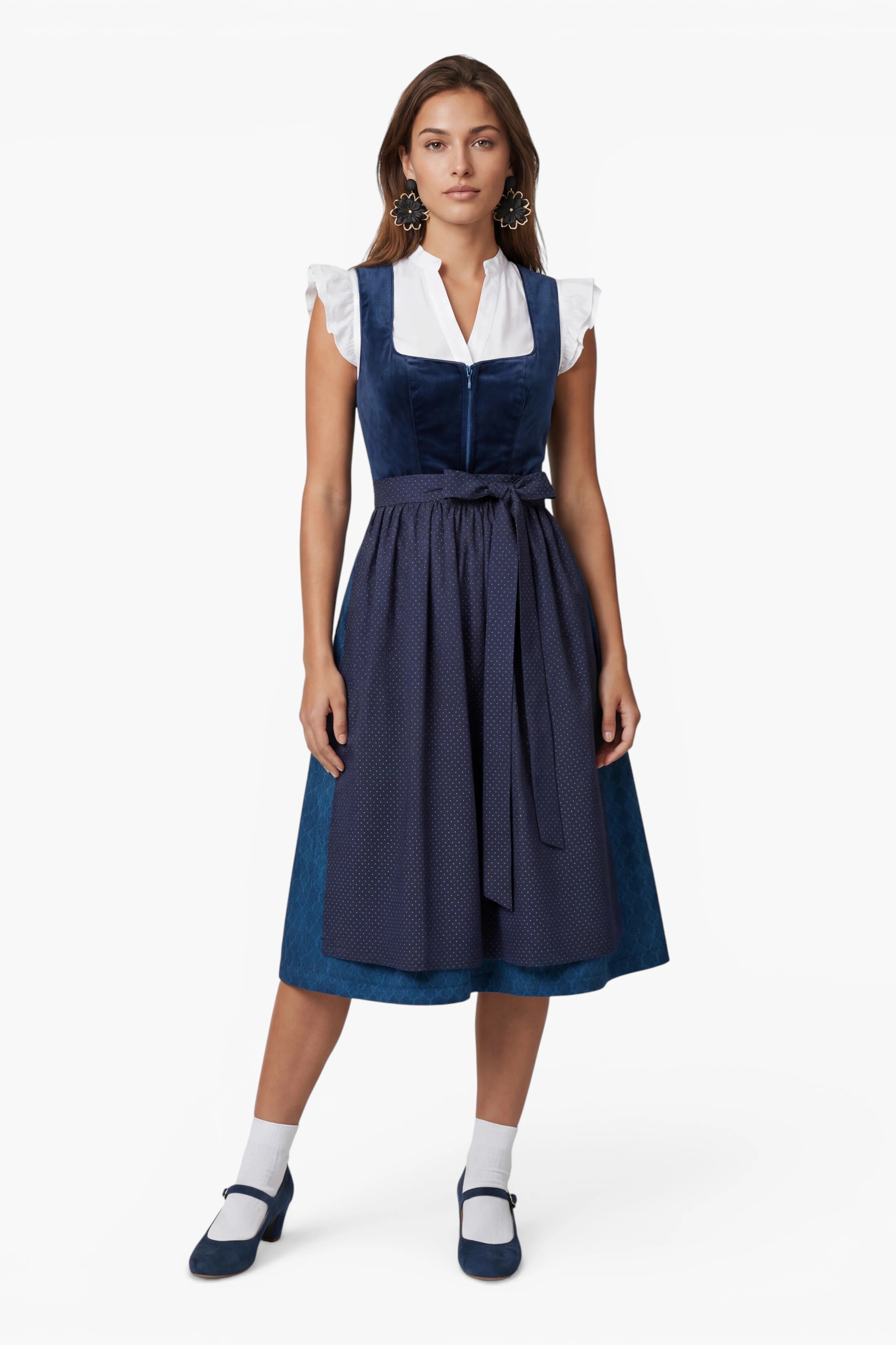 Dirndl Samy Blau getragen von Model Vorderansicht
