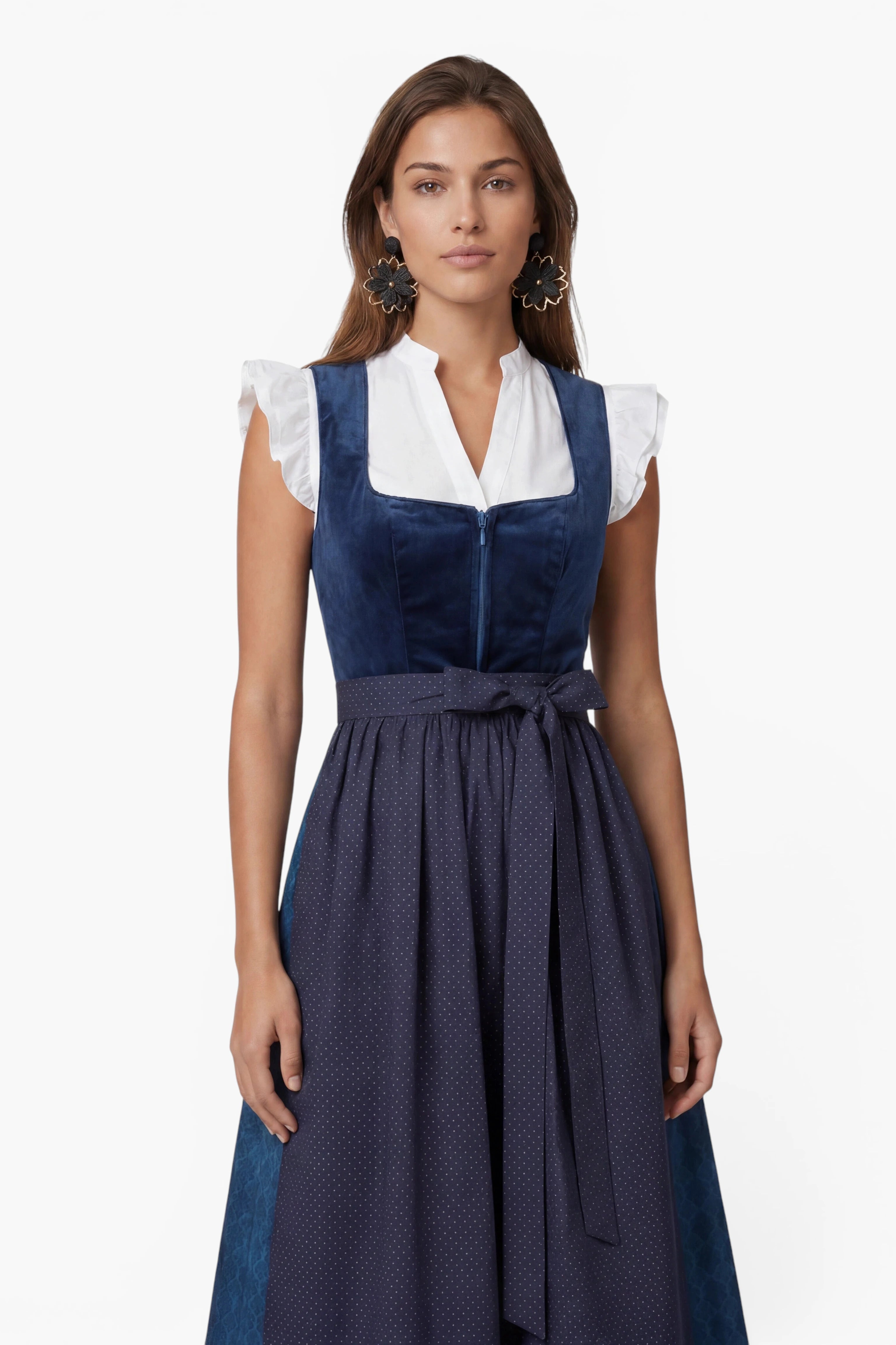 Model trägt Dirndl Samy in Blau mit Samtoberteil
