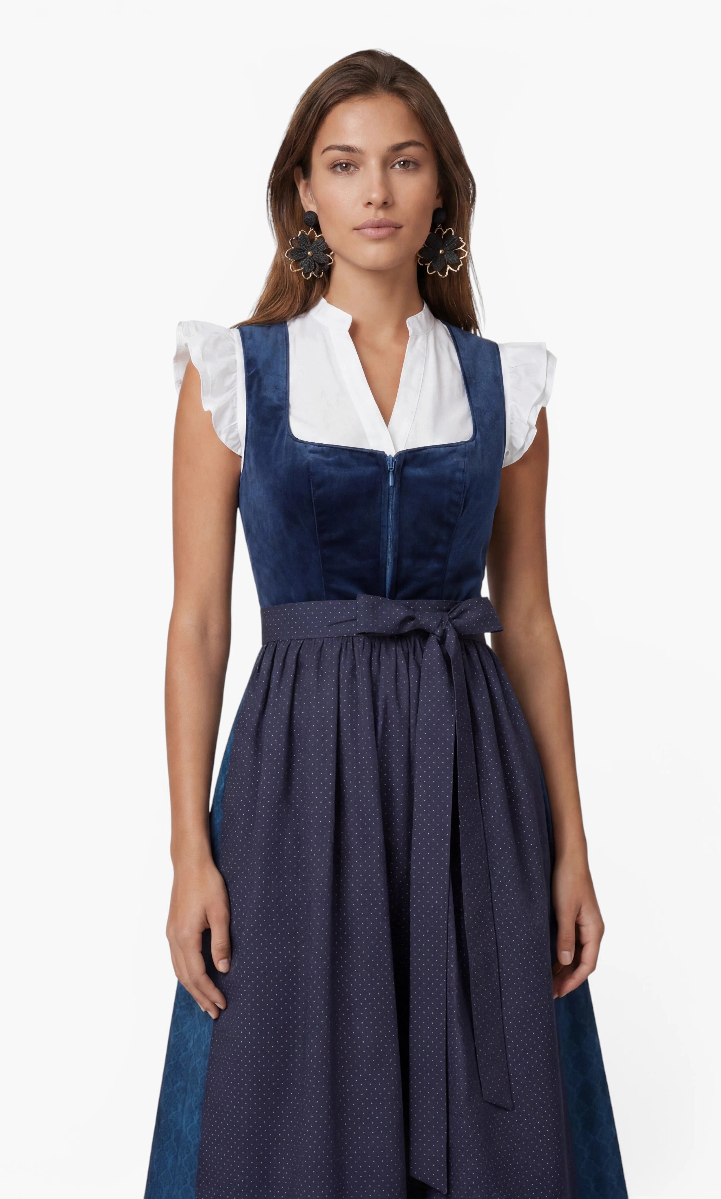 Model trägt Dirndl Samy in Blau mit Samtoberteil