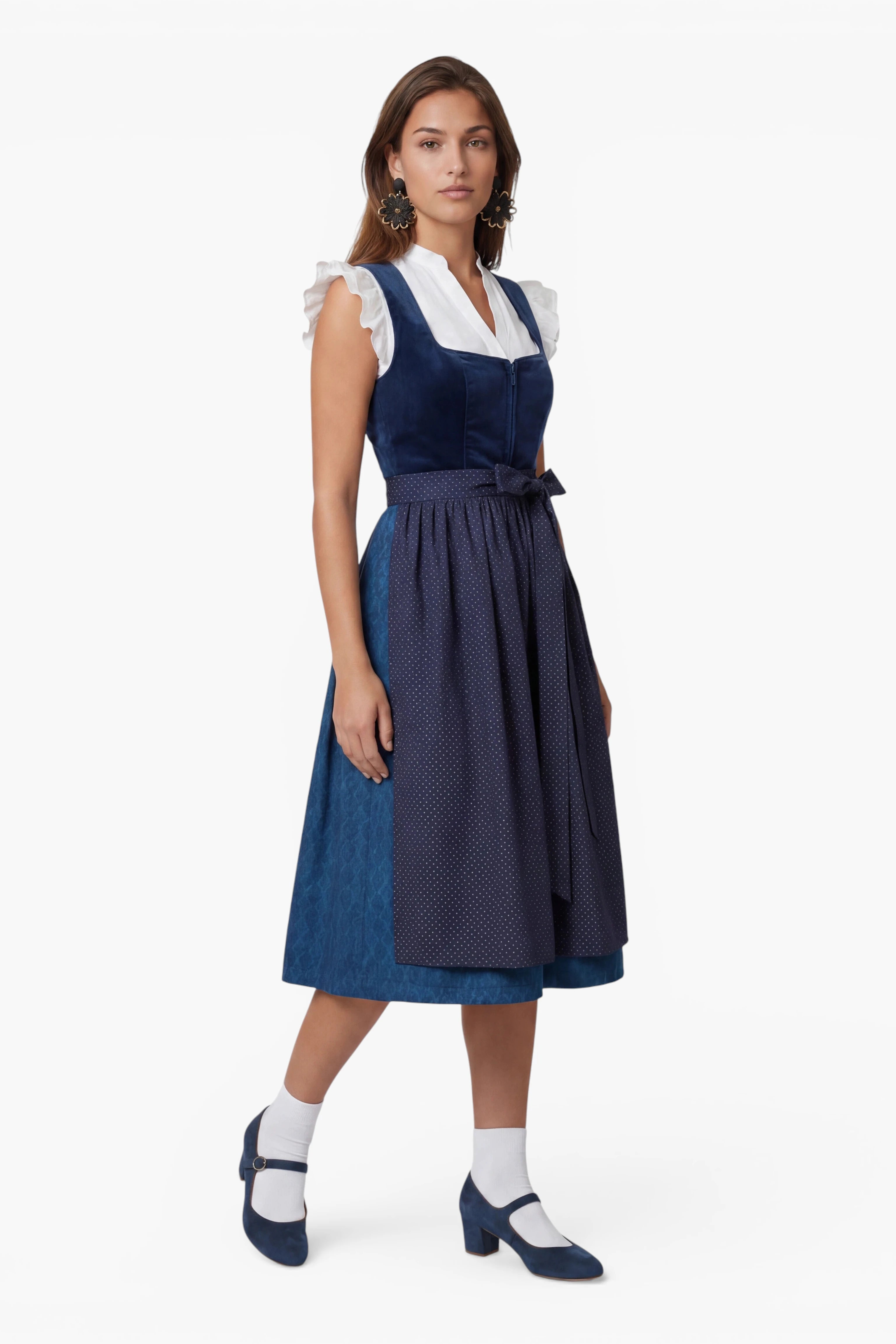 Model trägt Dirndl Samy in Dunkelblau mit Samtoberteil