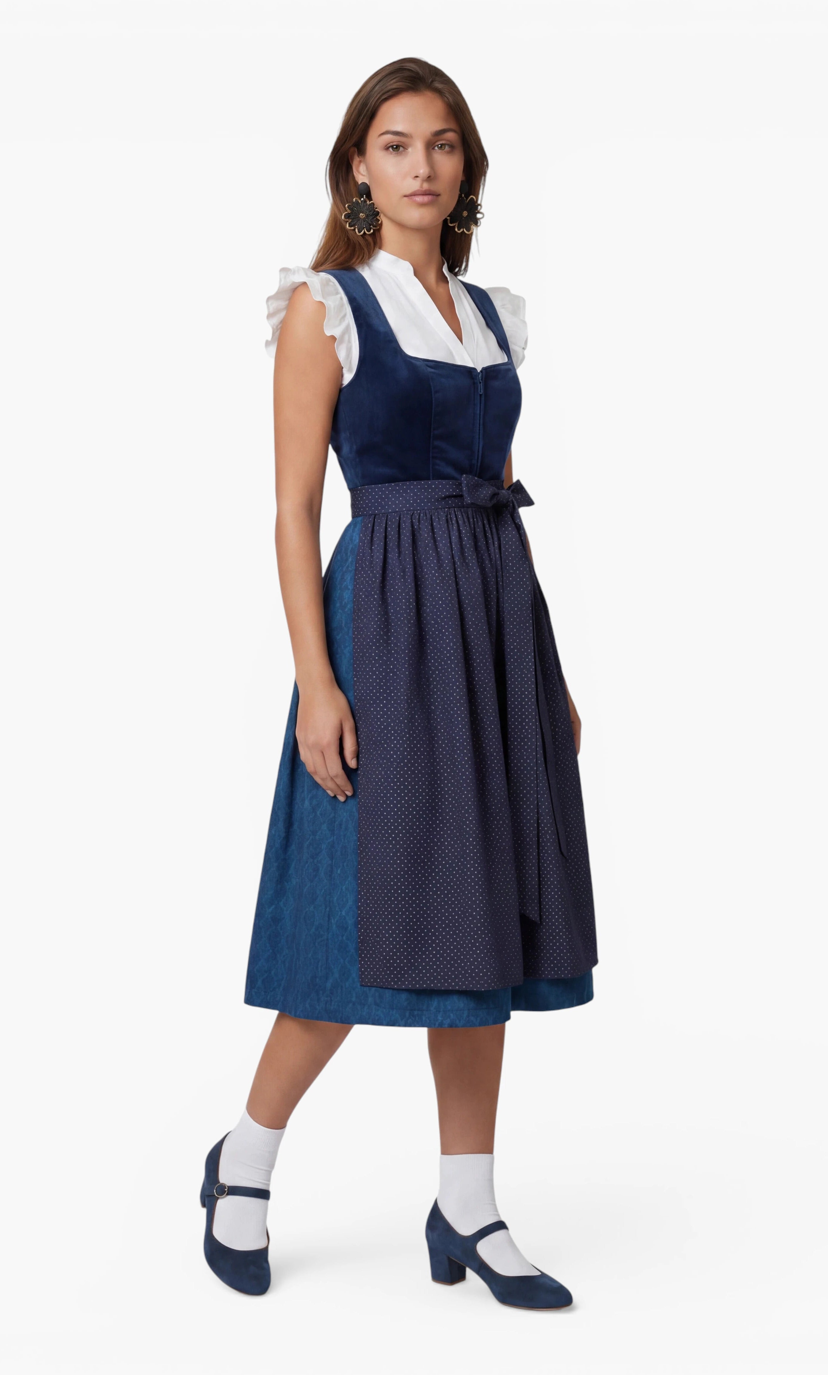 Model trägt Dirndl Samy in Dunkelblau mit Samtoberteil