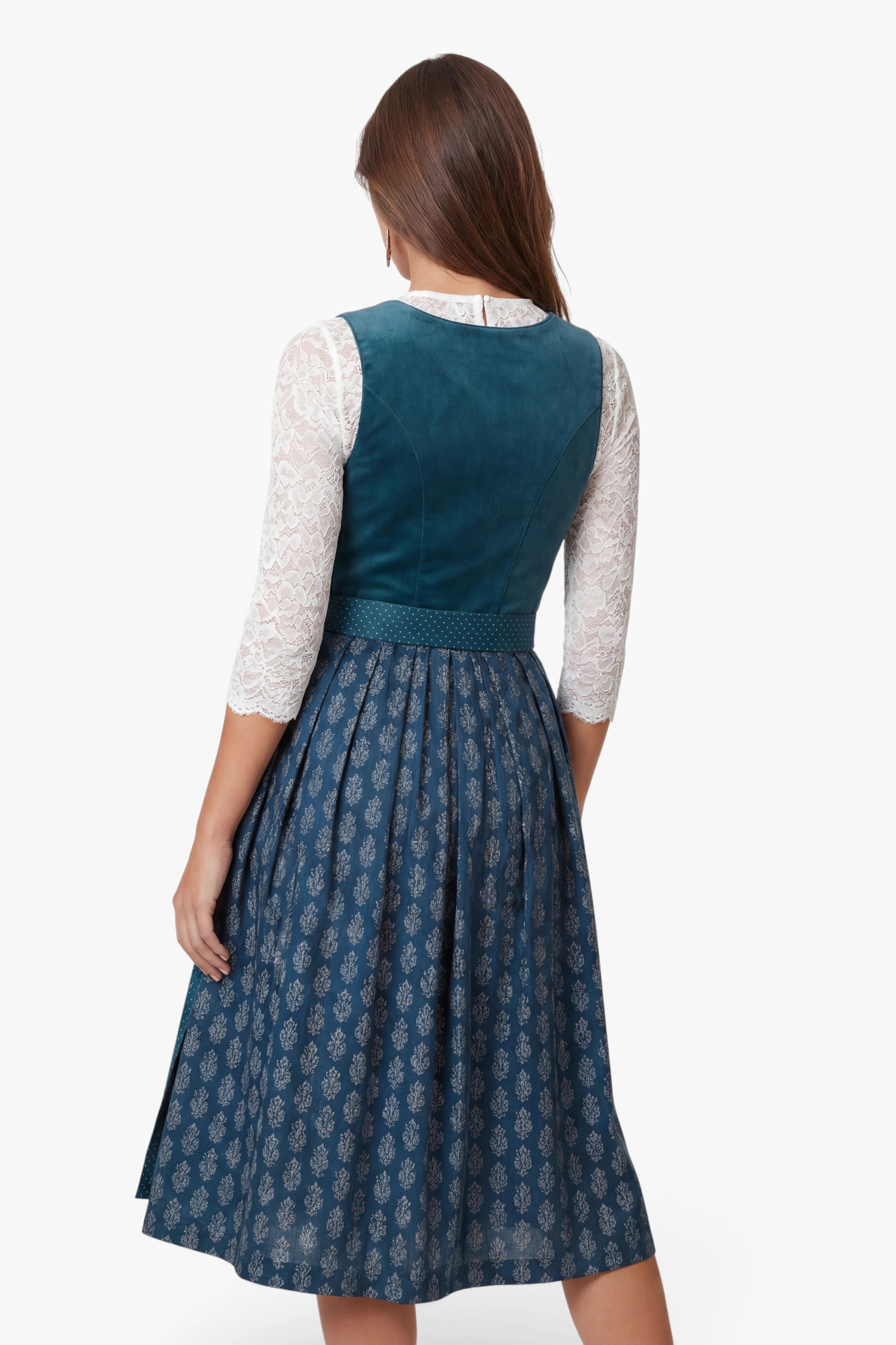 Rückansicht Model Dirndl Samy in Petrol mit Samtoberteil
