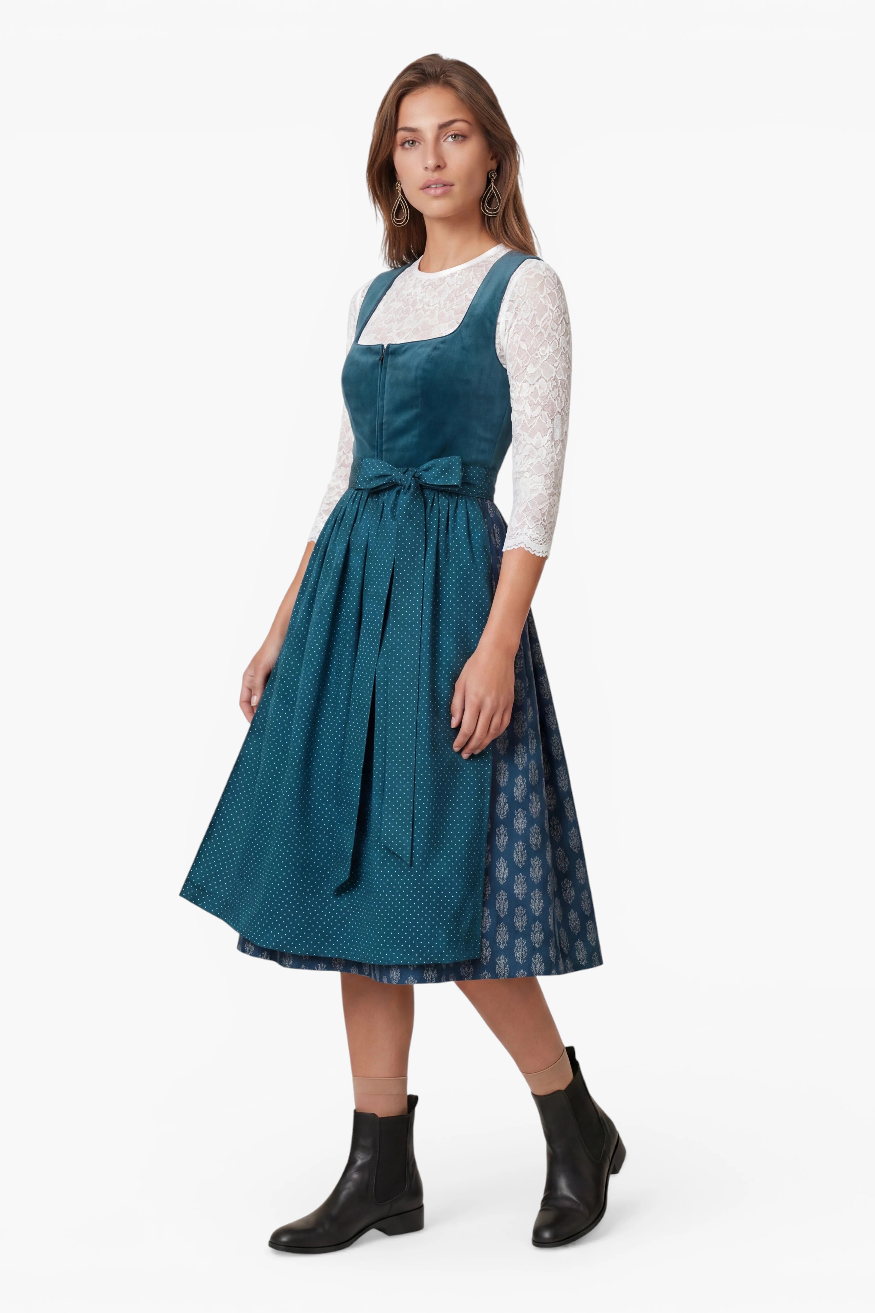 Dirndl Samy in Petrol mit Punktschürze am Model