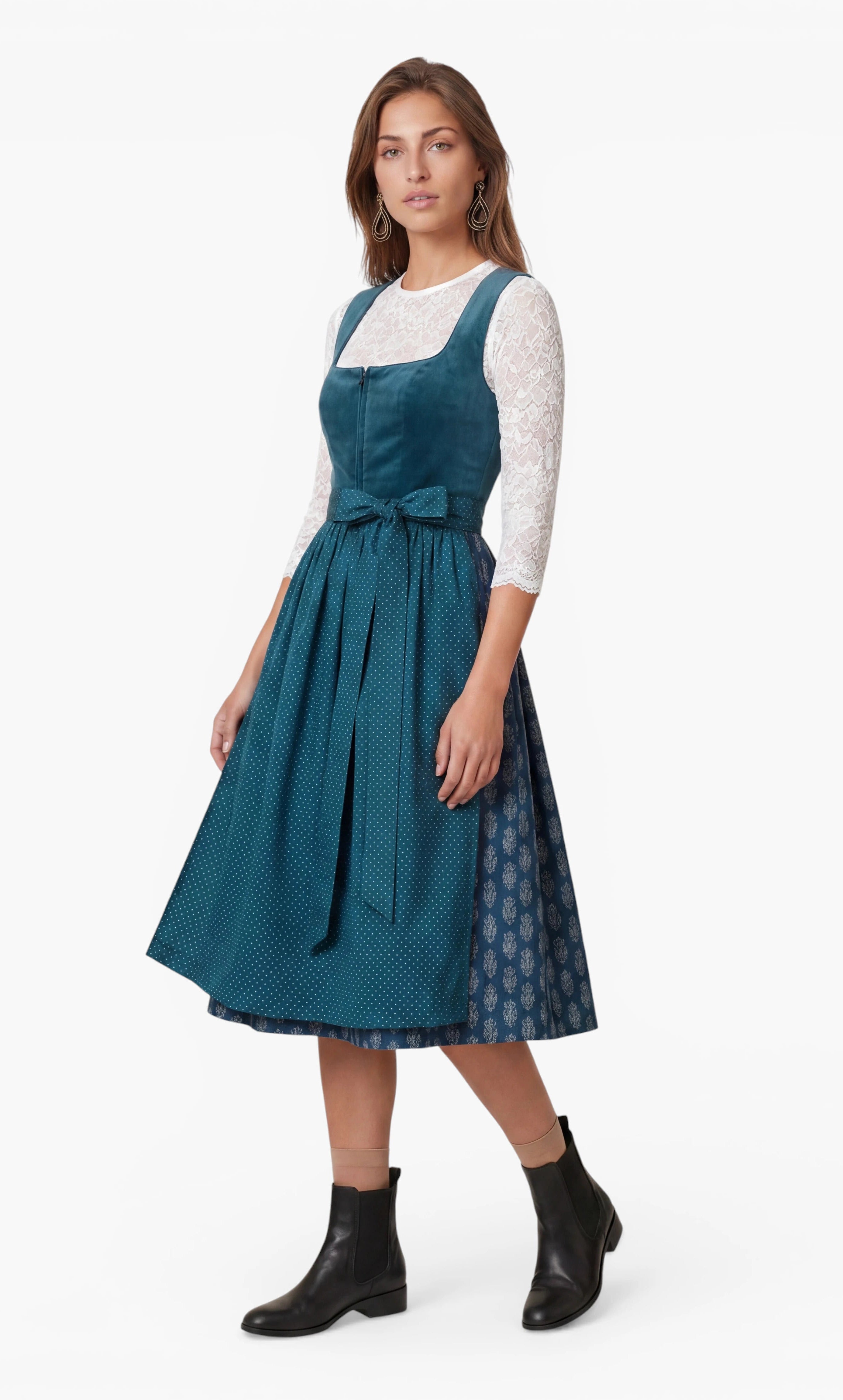 Dirndl Samy in Petrol mit Punktschürze am Model