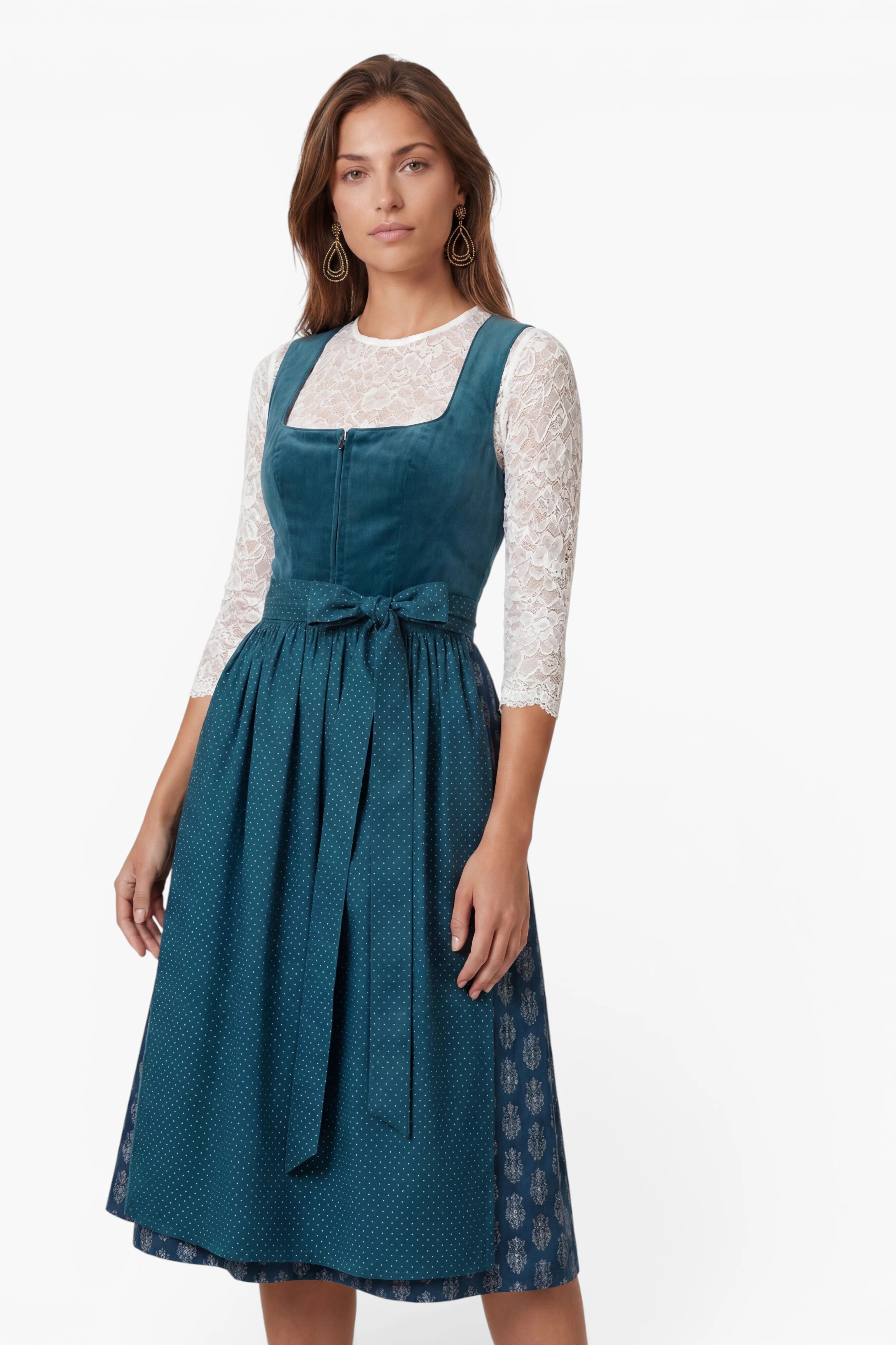 Model trägt Dirndl Samy in Petrol mit Samtoberteil