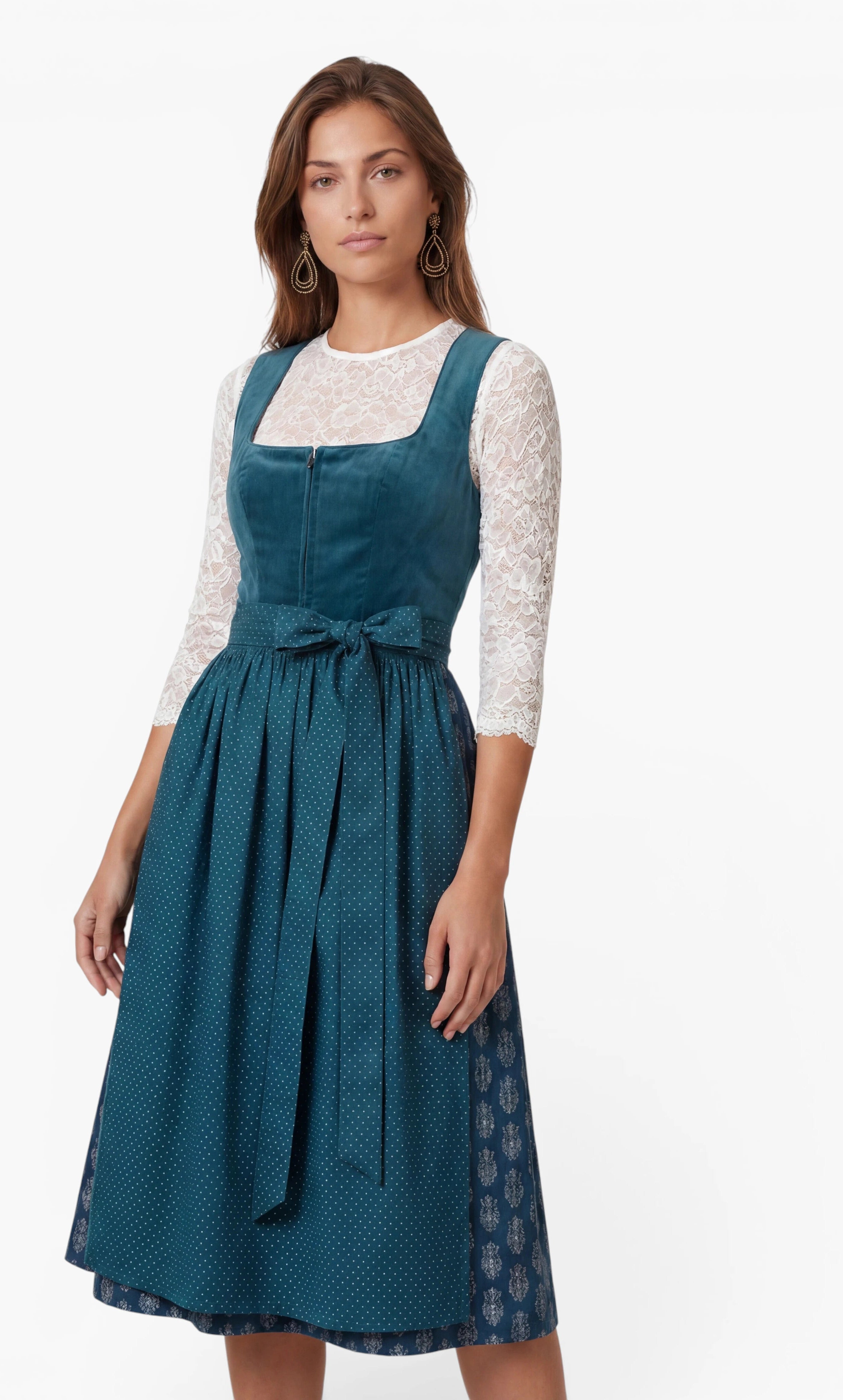 Model trägt Dirndl Samy in Petrol mit Samtoberteil