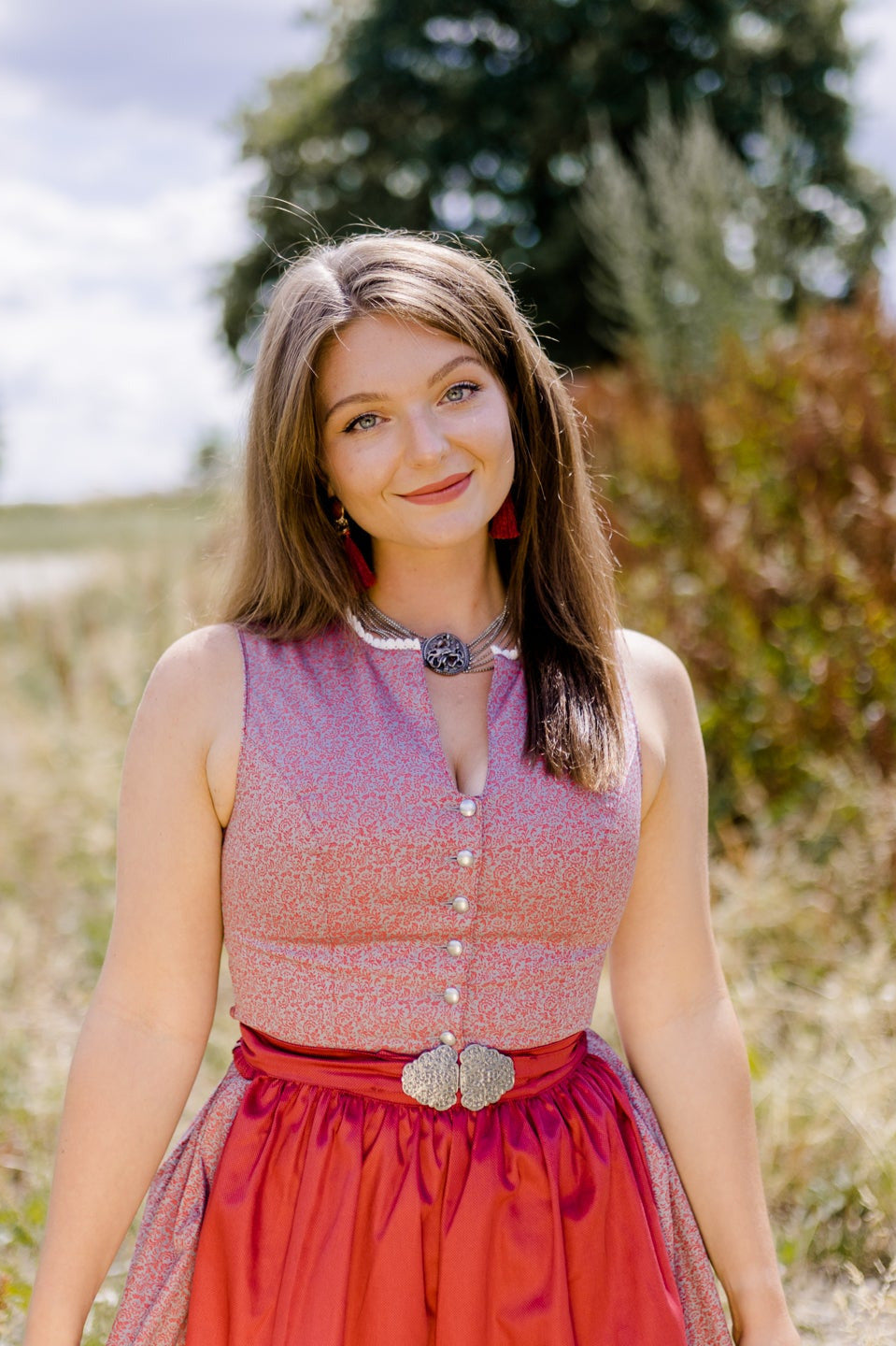 Hochgeschlossenes Dirndl Sana mit roter Schürze