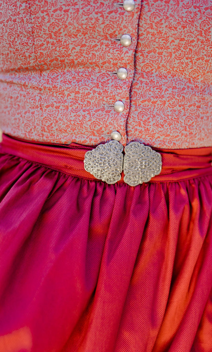 Hochgeschlossenes Dirndl Sana mit roter Schürze