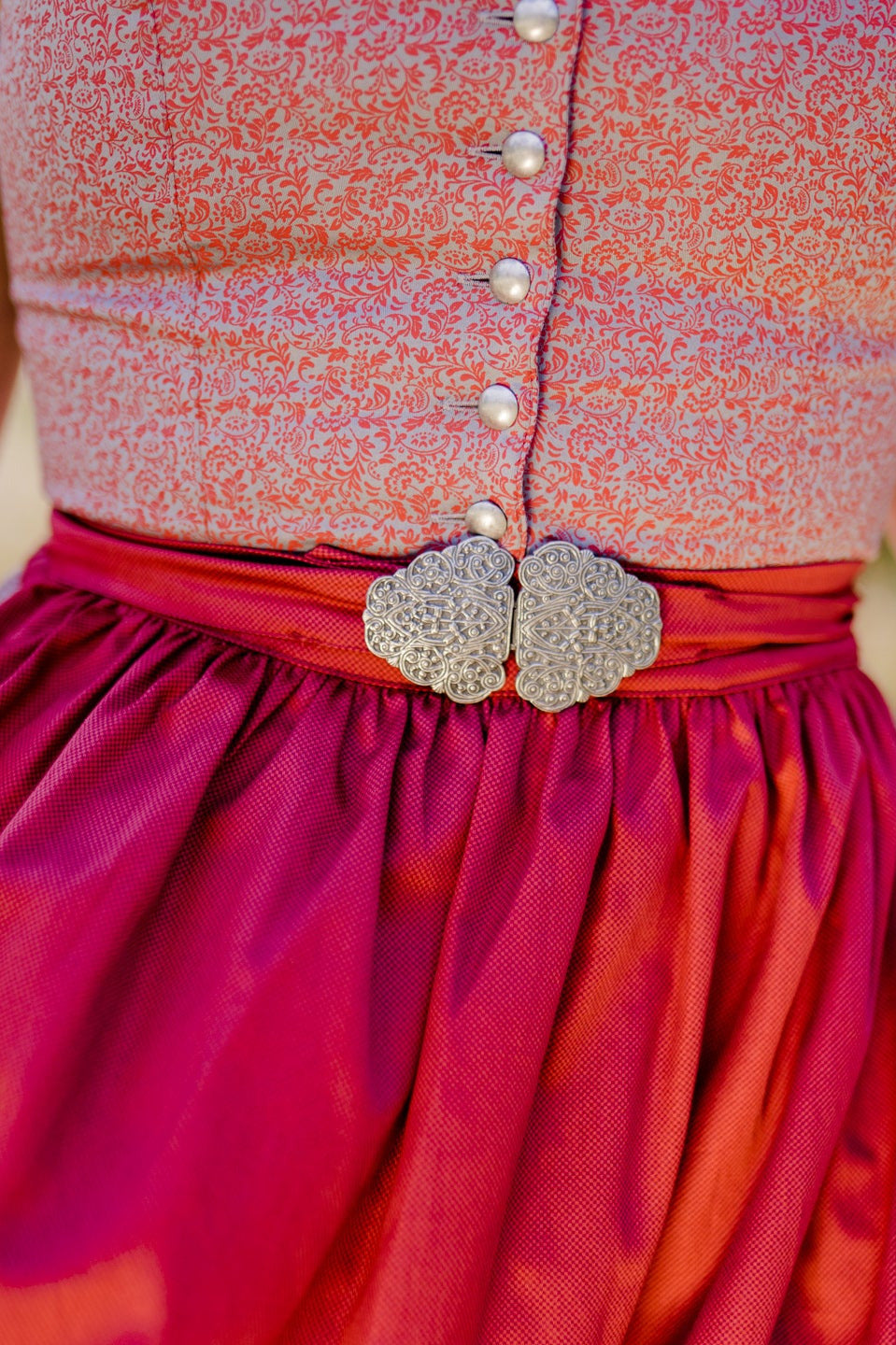 Hochgeschlossenes Dirndl Sana mit roter Schürze