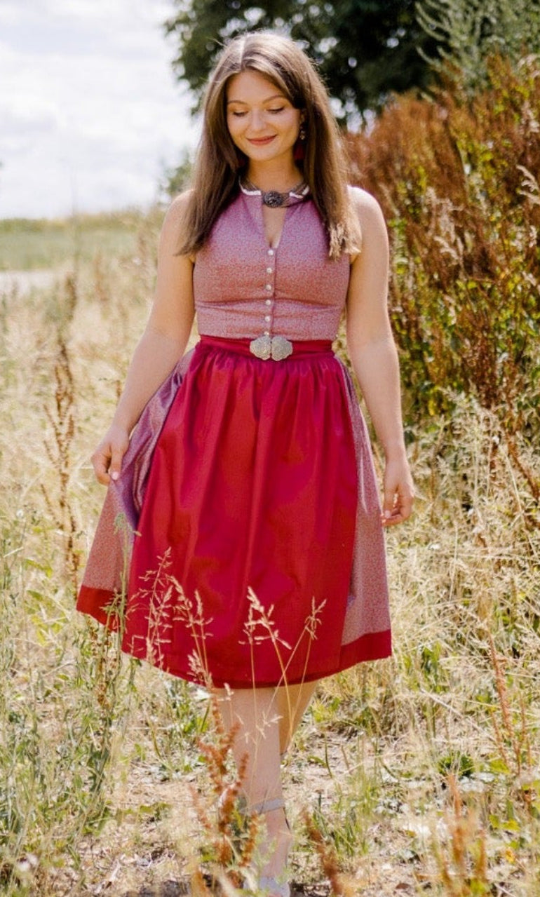 Hochgeschlossenes Dirndl Sana mit roter Schürze