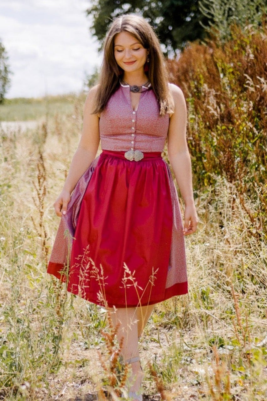 Hochgeschlossenes Dirndl Sana mit roter Schürze