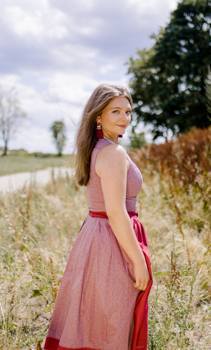 Hochgeschlossenes Dirndl Sana mit roter Schürze