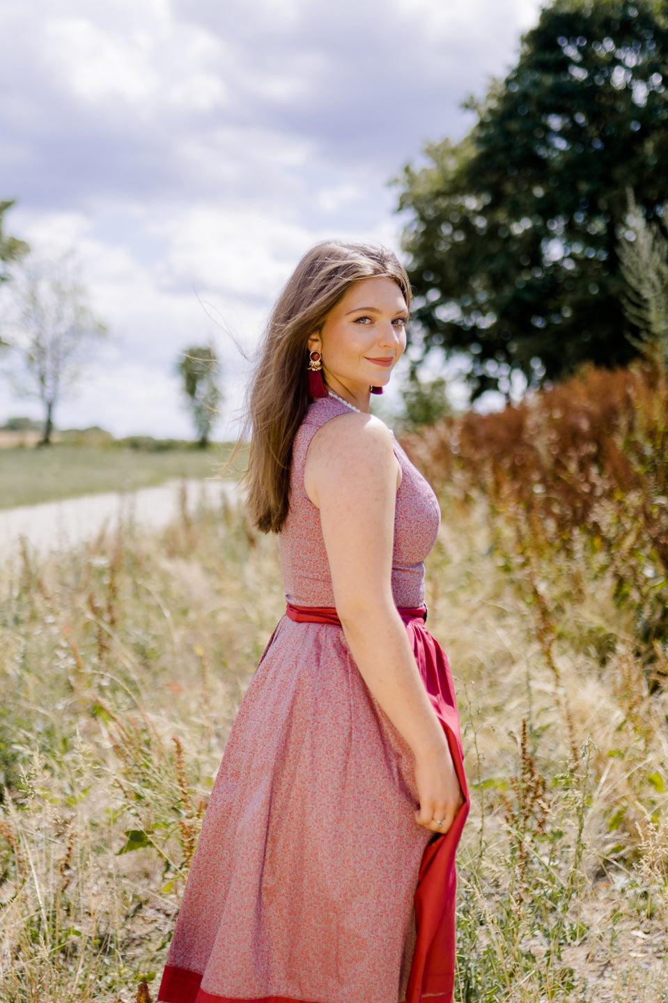 Hochgeschlossenes Dirndl Sana mit roter Schürze