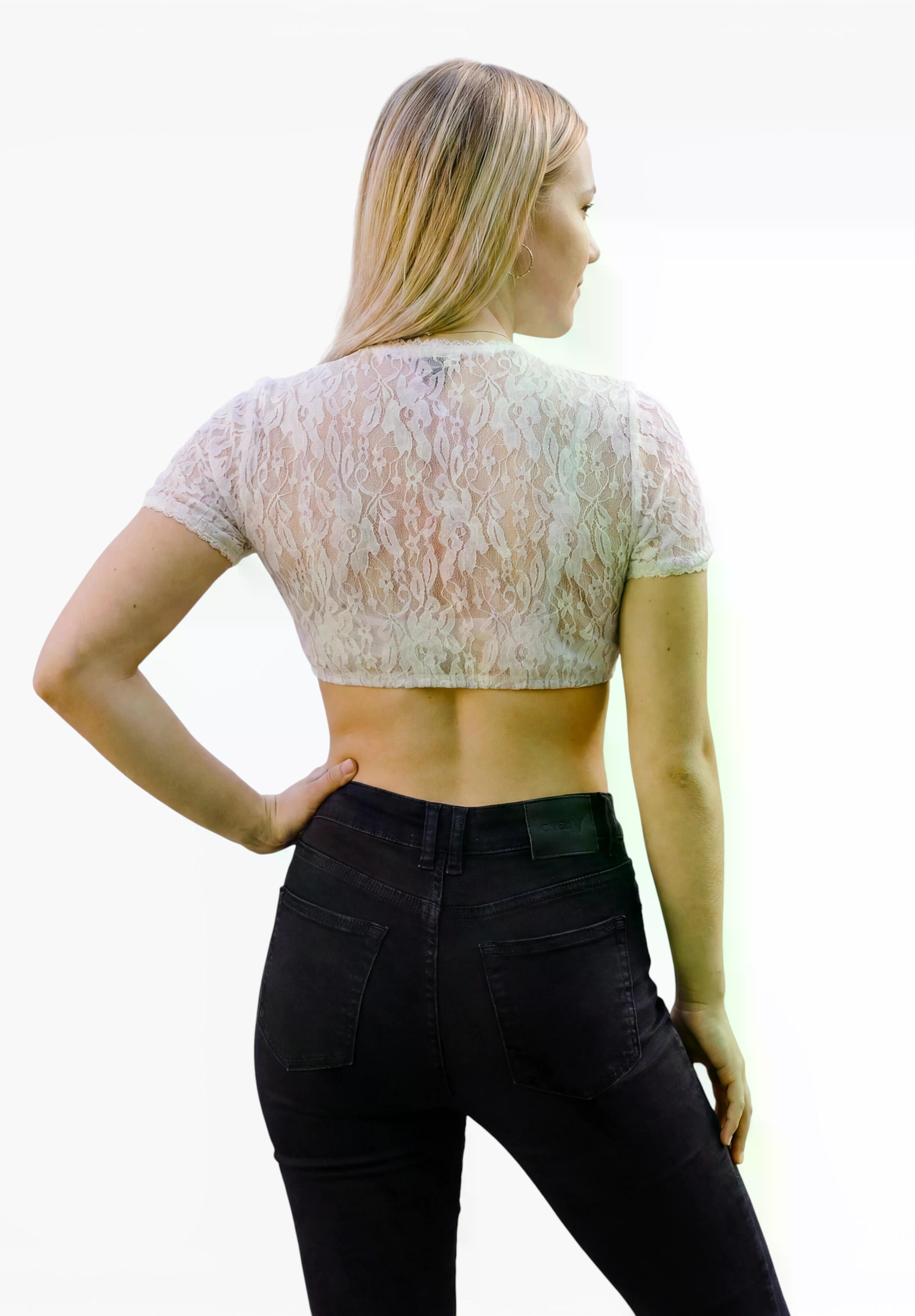 Weiße Dirndlbluse Eva mit Spitzenmuster und femininem Ausschnitt