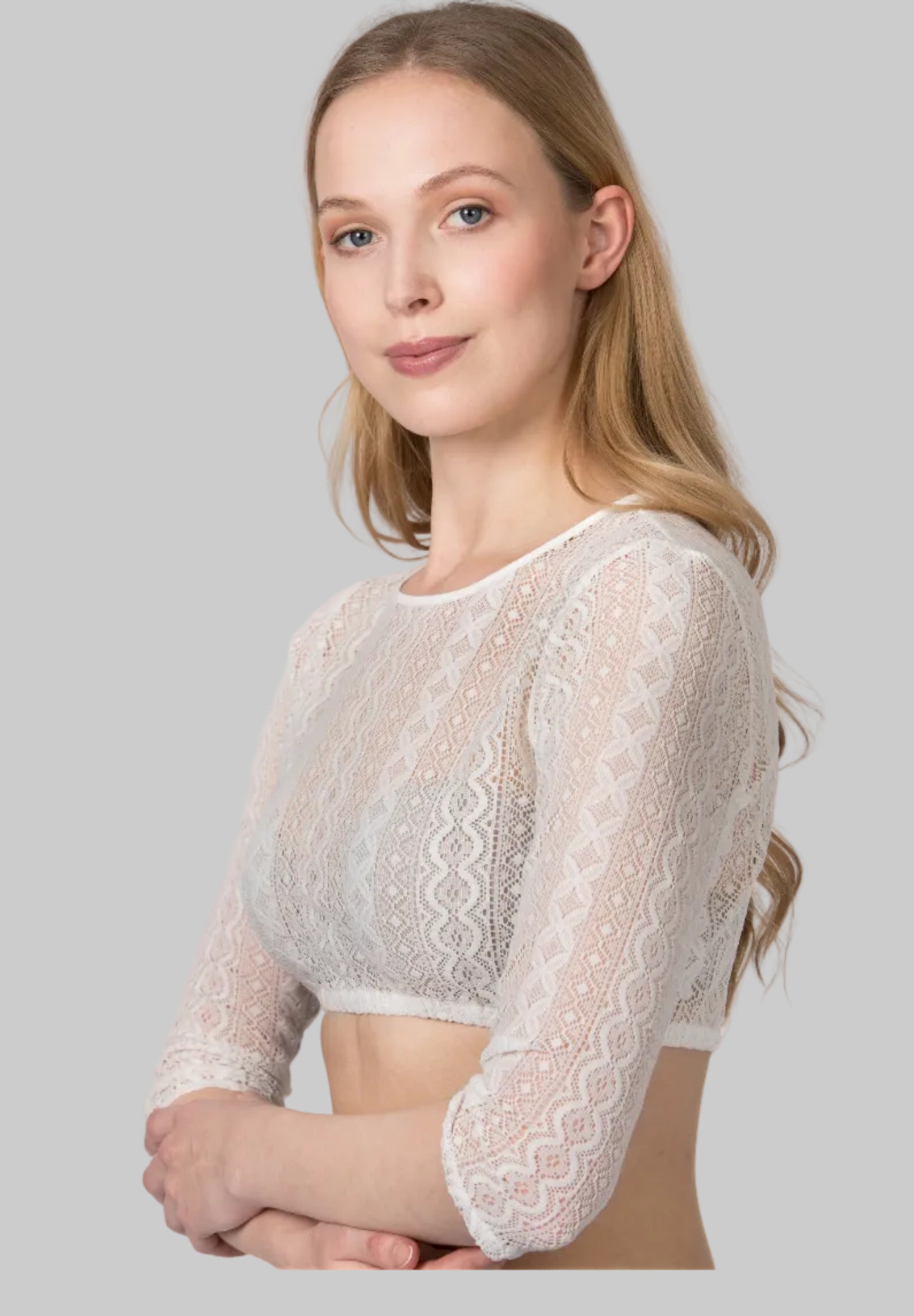 Model trägt Dirndlbluse Viara aus Spitze, Seitenansicht