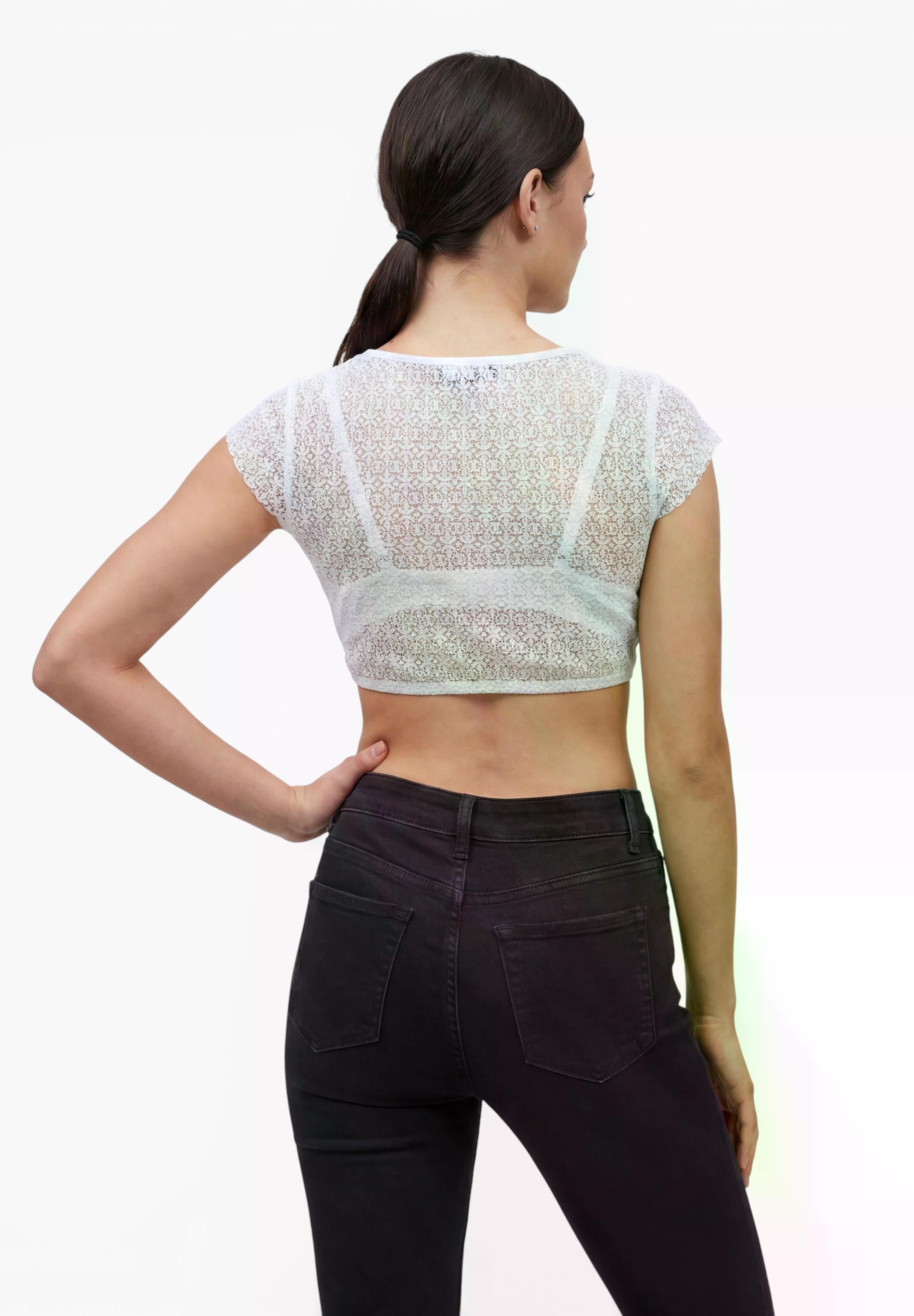 Weiße Dirndlbluse Wanda aus Spitze mit femininem Ausschnitt
