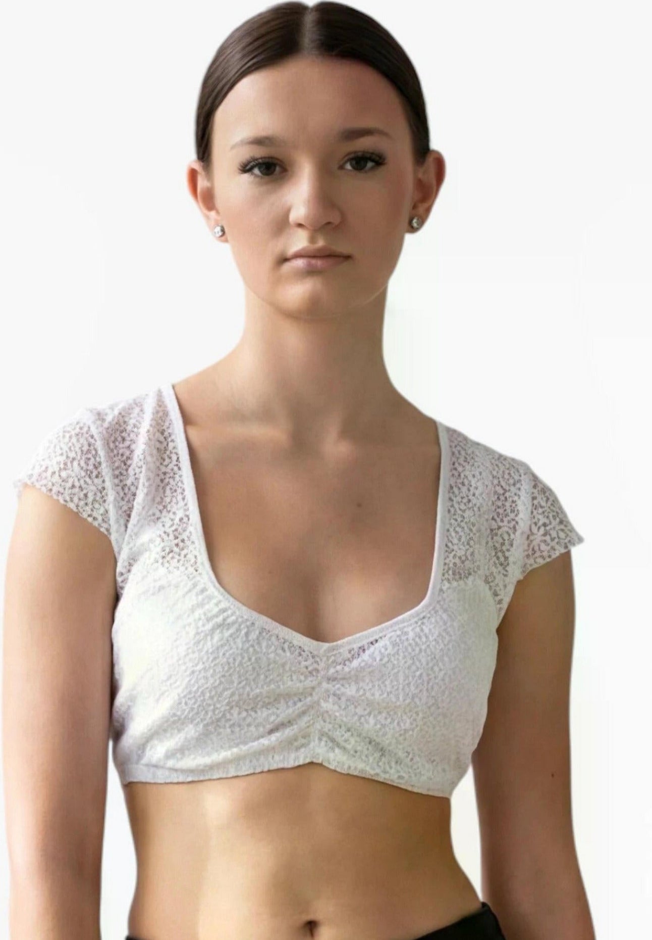 Weiße Dirndlbluse Wanda aus Spitze mit femininem Ausschnitt