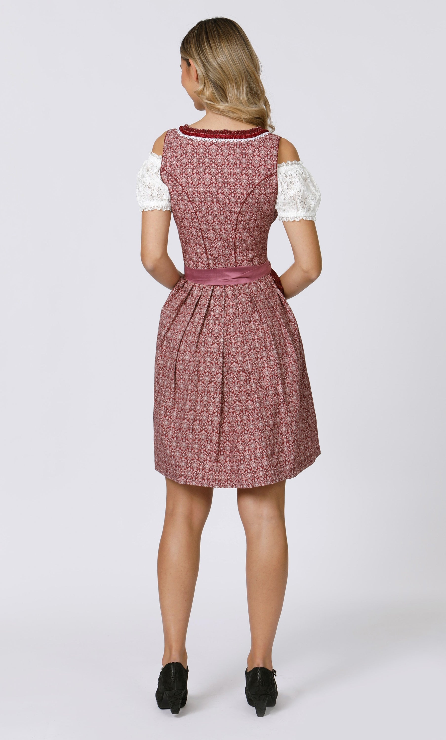 Dirndl Kim in Bordeaux mit passender Schürze