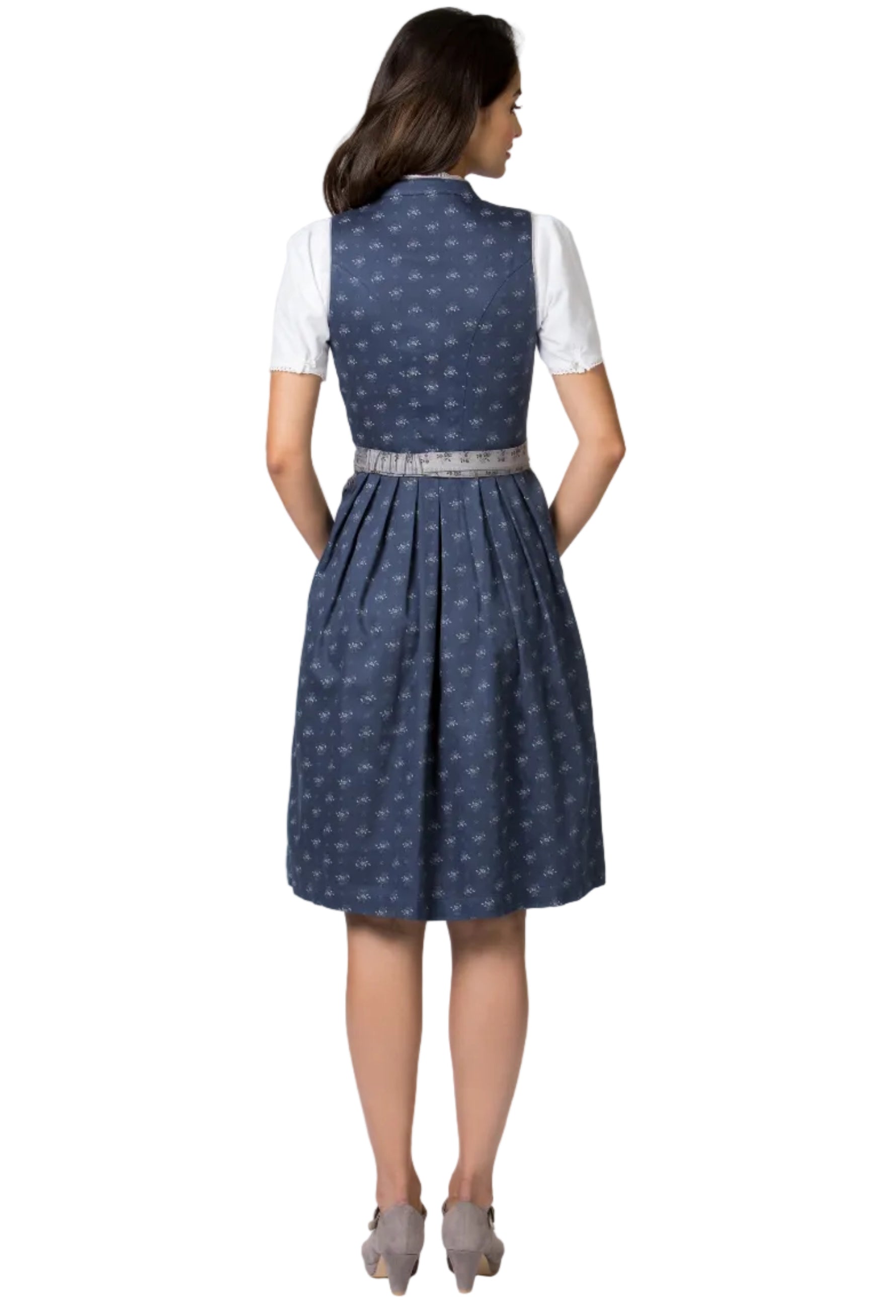 Model trägt Dirndl Amalie, Rückansicht