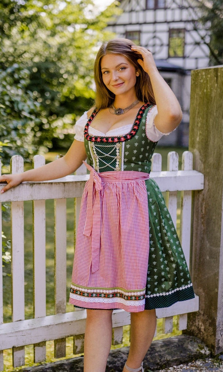Seitenansicht von Dirndl Claudia