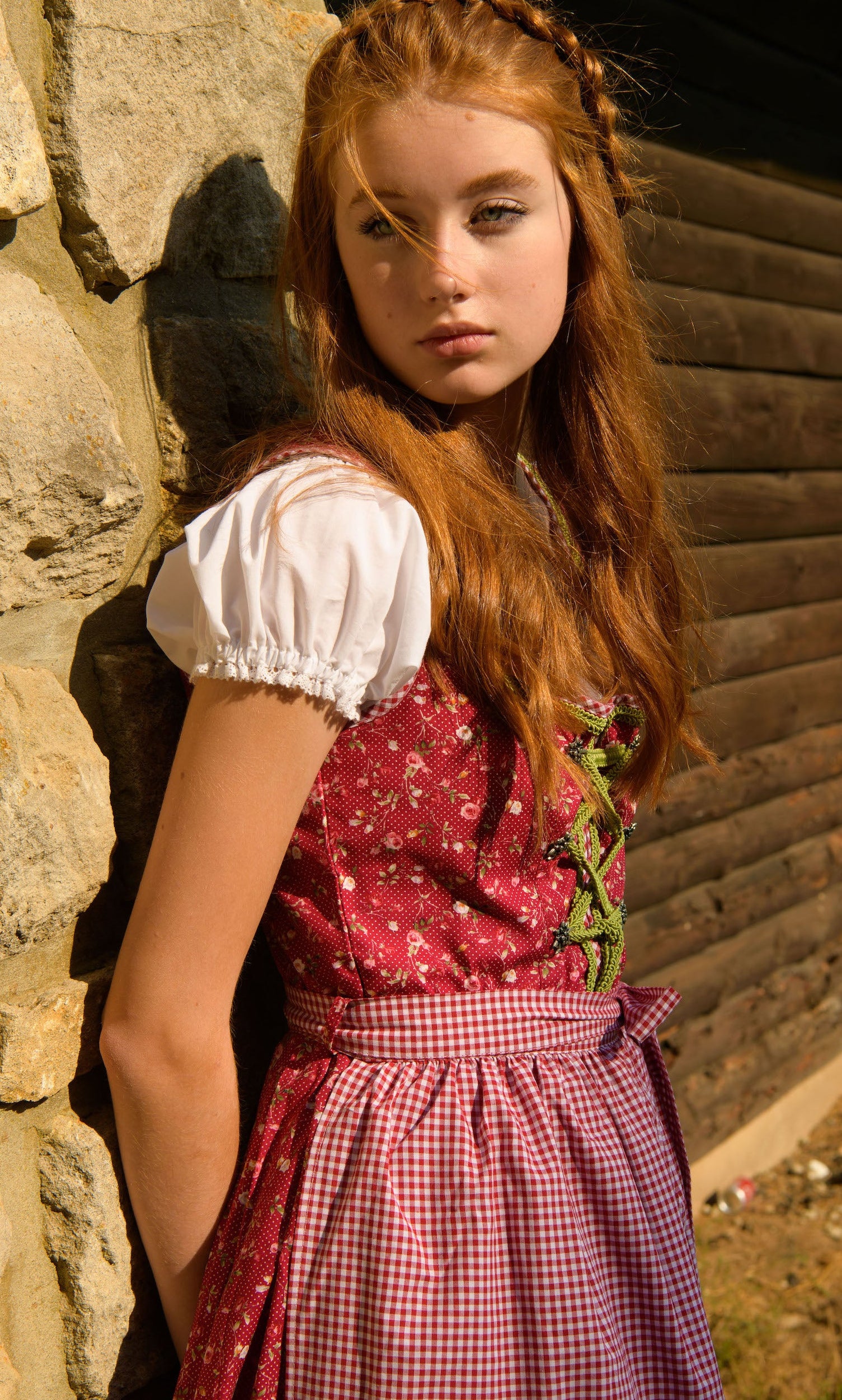 Dirndl Elli in Rot mit karierter Schürze