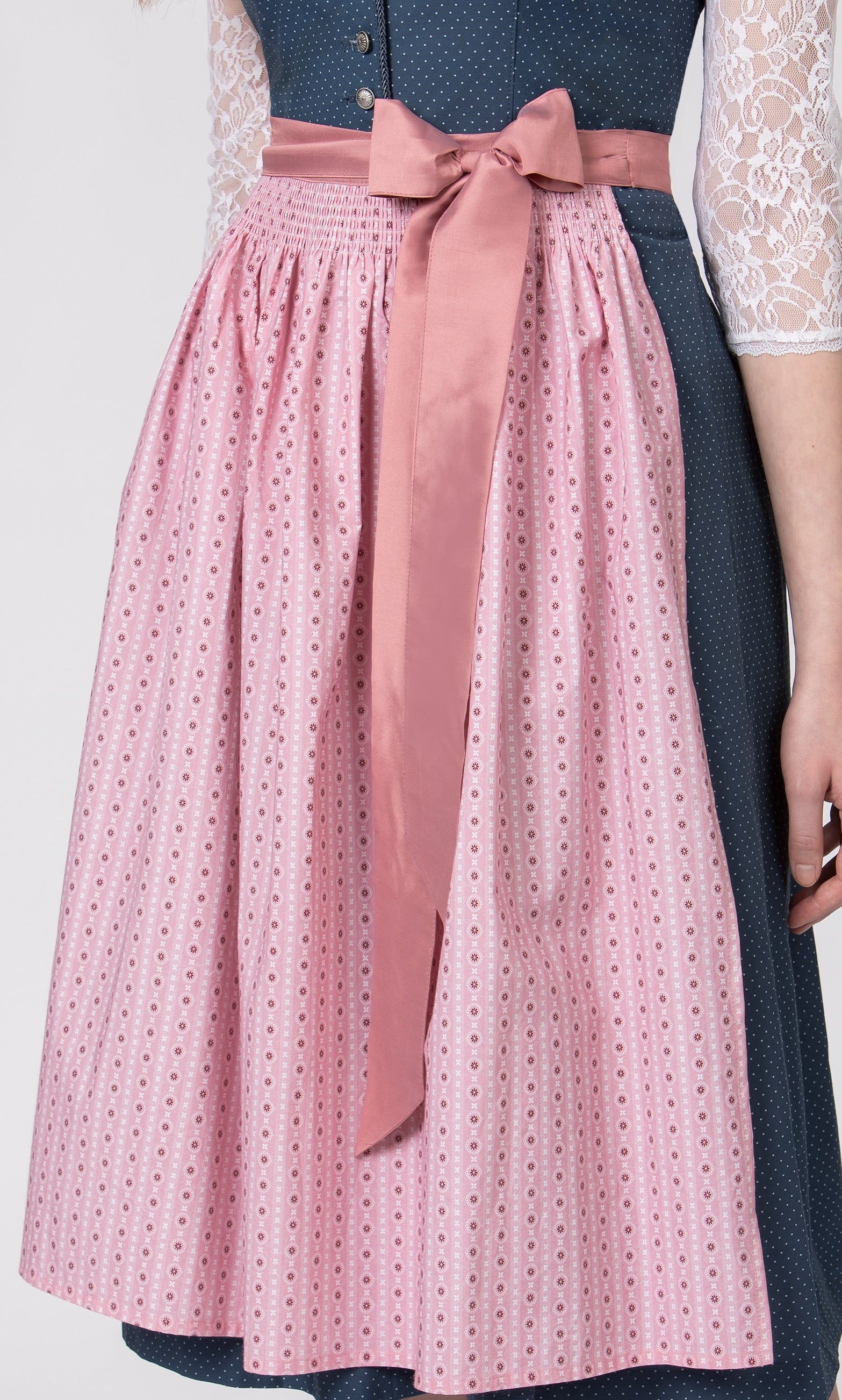 Detailaufnahme der Schürze vom Dirndl Marina